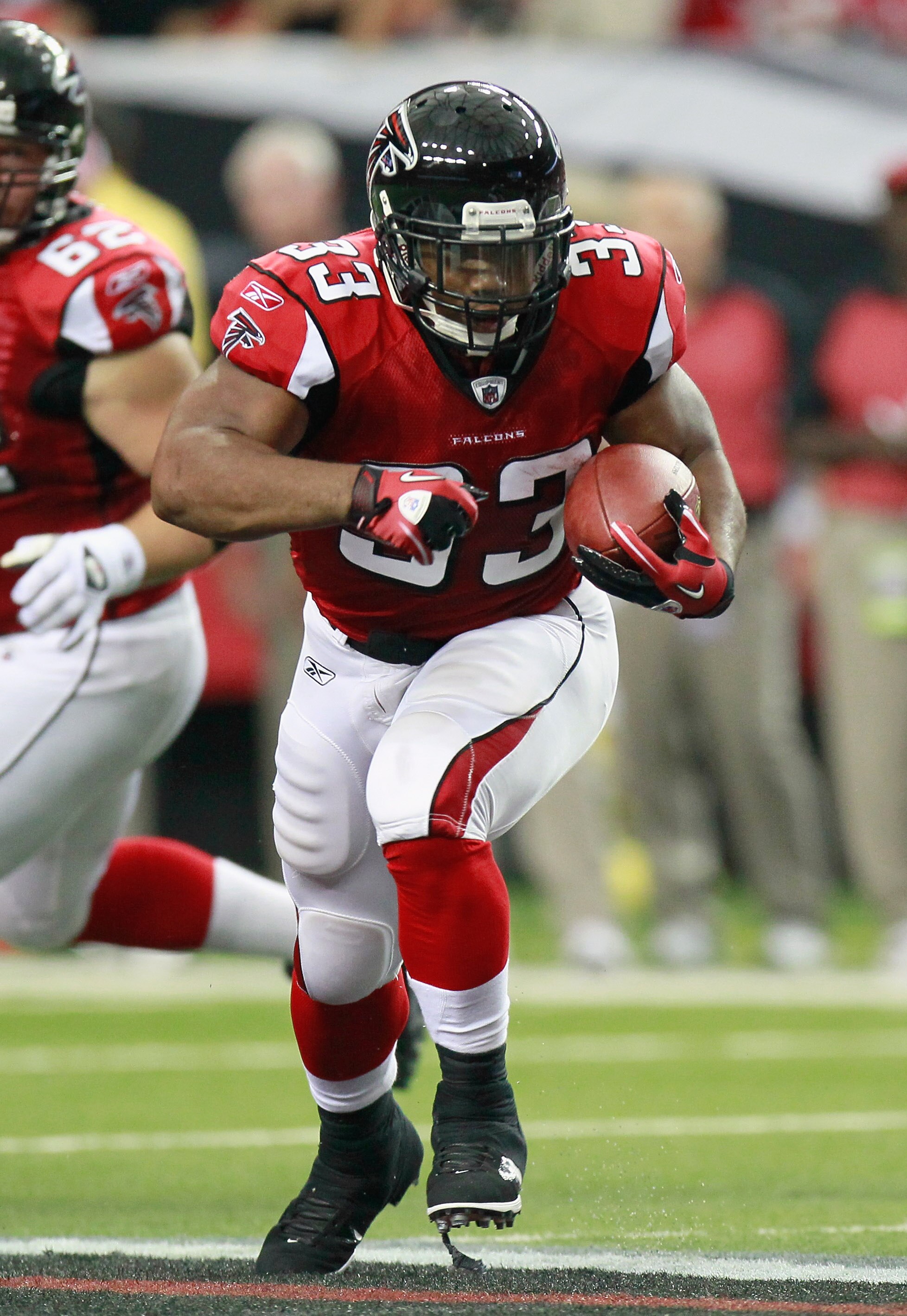 ATLANTA - SEPTEMBER 19:  Michael Turner #33 of the Atlanta Falcons against the Arizona Cardinals at Georgia Dome on September 19, 2010 in Atlanta, Georgia.  (Photo by Kevin C. Cox/Getty Images)