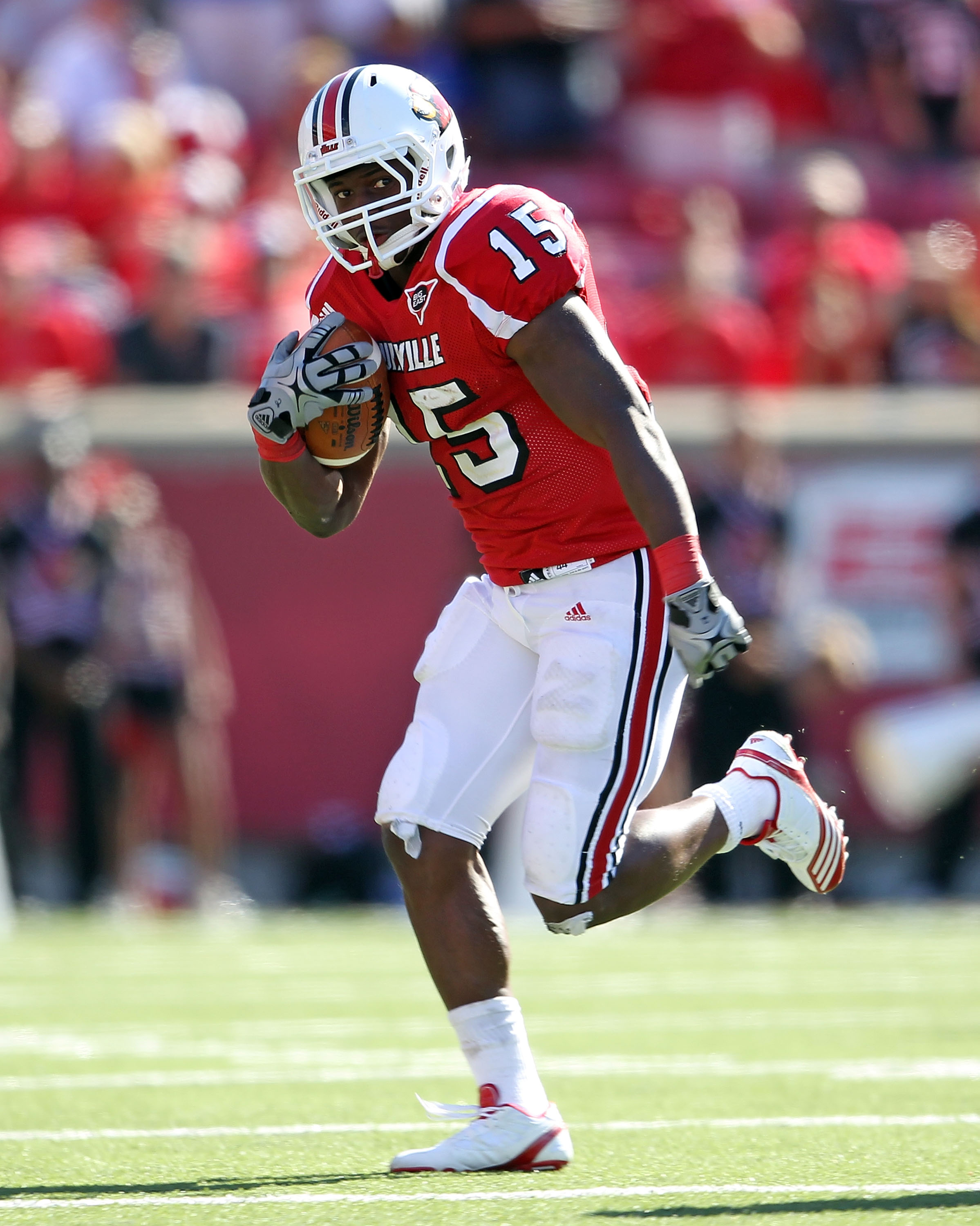 LOUISVILLE, KY - SEPTEMBER 04:  Bilal Powell #15 of the Louisville Cardinals runs with the ball during the game against the Kentucky Wildcats at Papa John's Cardinal Stadium on September 4, 2010 in Louisville, Kentucky.  (Photo by Andy Lyons/Getty Images)