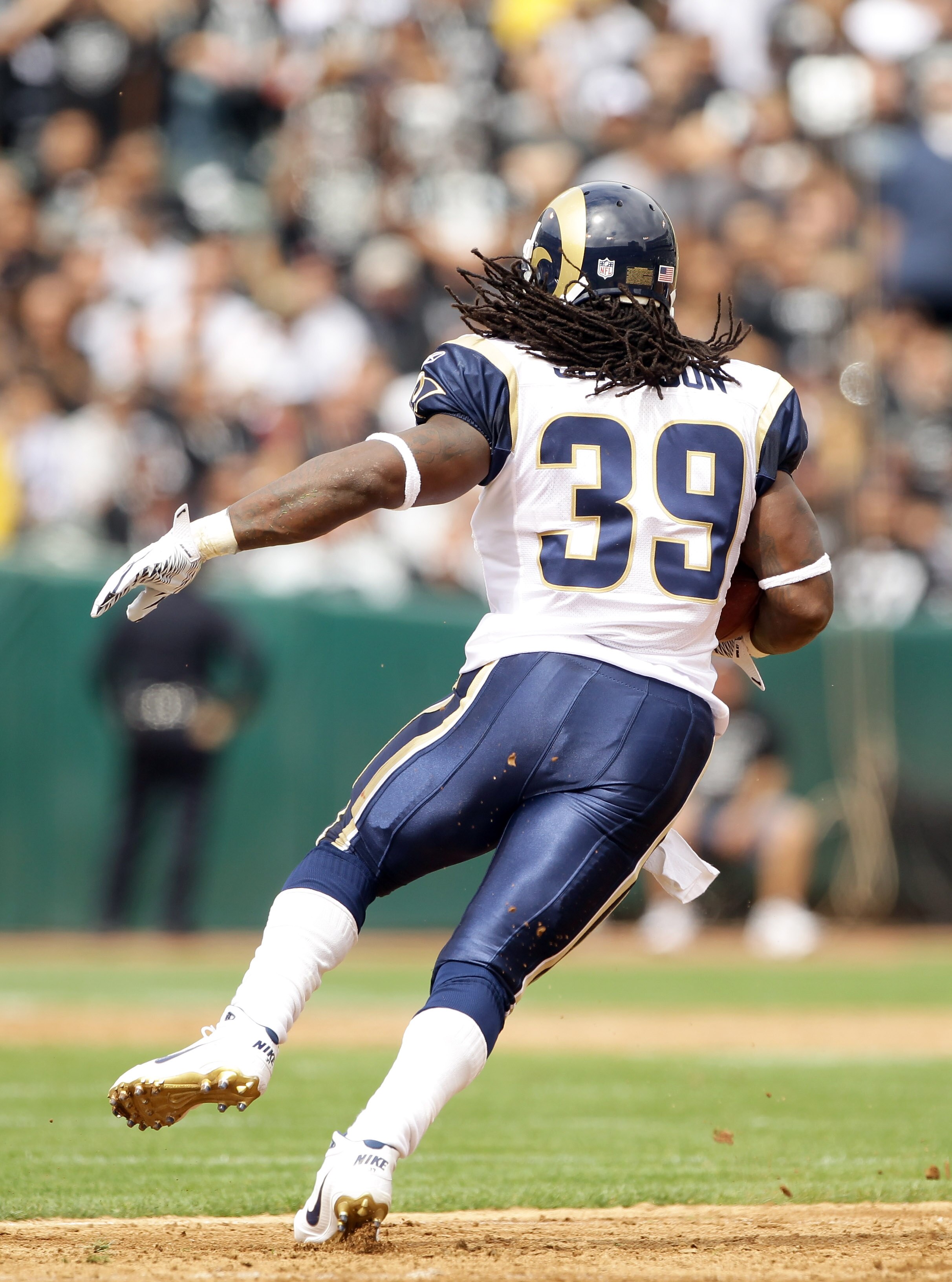 OAKLAND, CA - SEPTEMBER 19:  Steven Jackson #39 of the St. Louis Rams in action during their game against the Oakland Raiders at the Oakland-Alameda County Coliseum on September 19, 2010 in Oakland, California.  (Photo by Ezra Shaw/Getty Images)