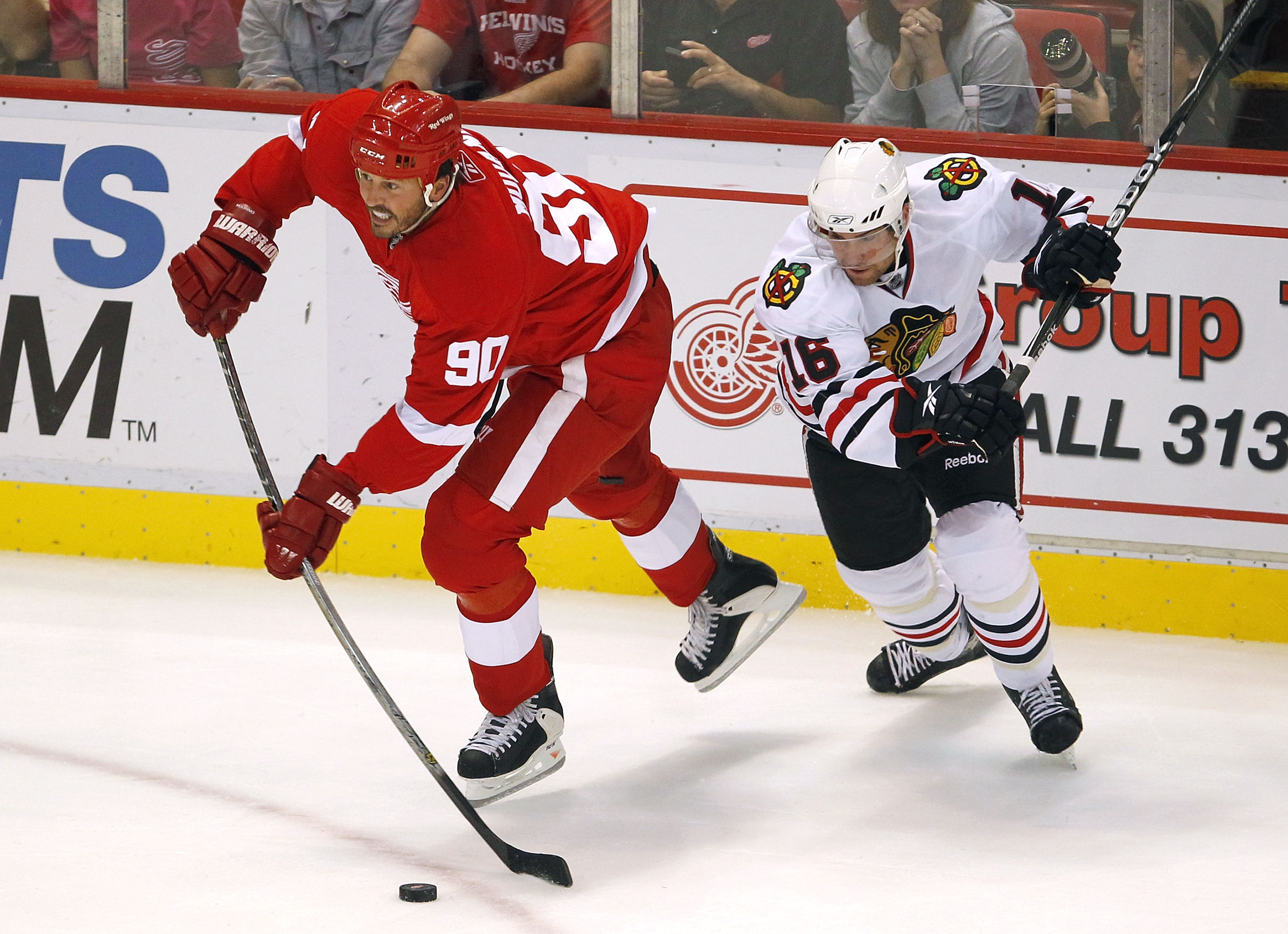 DETROIT - SEPTEMBER 24:  Mike Modano #90 of the Detroit Red Wings passes away from Ryan Potulny #16 of the Chicago Blackhawks during a pre season game on September 24, 2010 at Joe Louis Arena in Detroit, Michigan.  (Photo by Gregory Shamus/Getty Images)