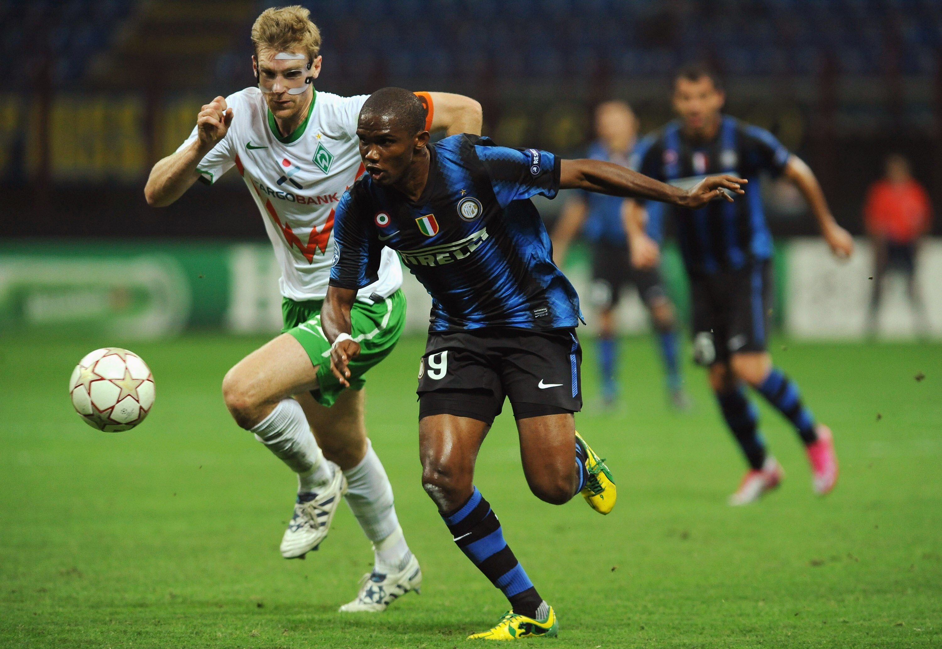 MILAN, ITALY - SEPTEMBER 29:  Samuel Eto'o of FC Internazionale Milano is challenged by Per Mertesacker of SV Werder Bremen during the UEFA Champions League group A match between FC Internazionale Milano and SV Werder Bremen at Stadio Giuseppe Meazza on S