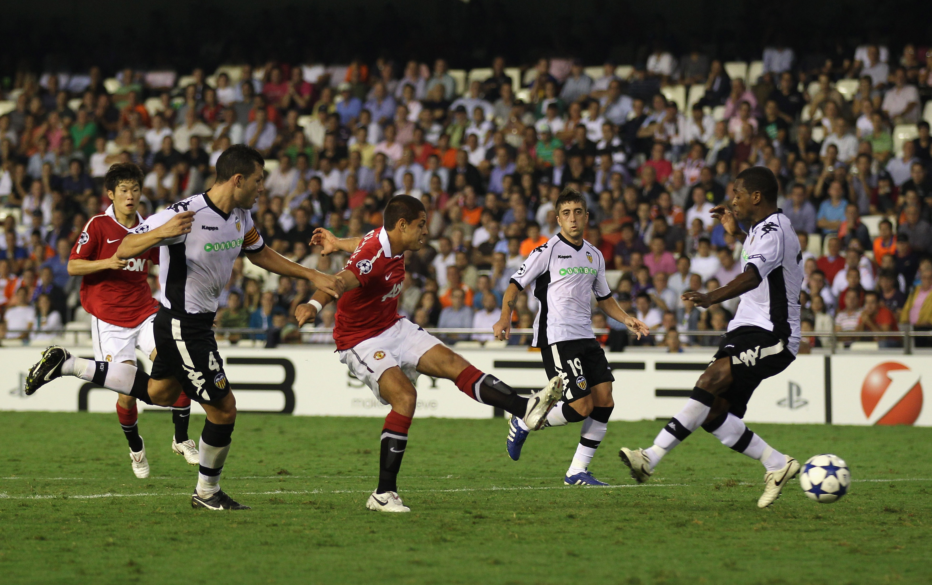 VALENCIA, SPAIN - SEPTEMBER 29:  Javier Hernandez of Manchester United scores the opening goal during the UEFA Champions League Group C match between Valencia and Manchester United at the Mestalla Stadium on September 29, 2010 in Valencia, Spain.  (Photo