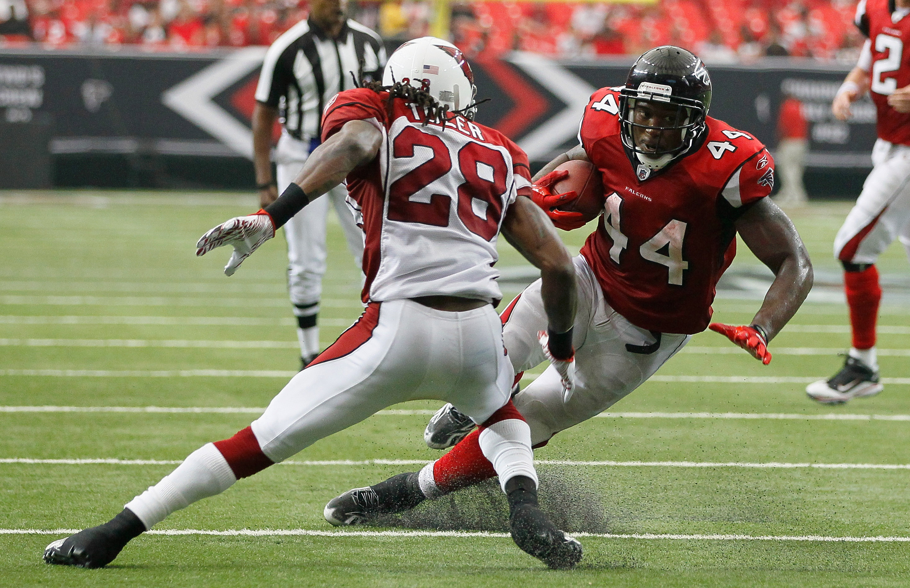 ATLANTA - SEPTEMBER 19:  Jason Snelling #44 of the Atlanta Falcons cuts back against Greg Toler #28 of the Arizona Cardinals at Georgia Dome on September 19, 2010 in Atlanta, Georgia.  (Photo by Kevin C. Cox/Getty Images)