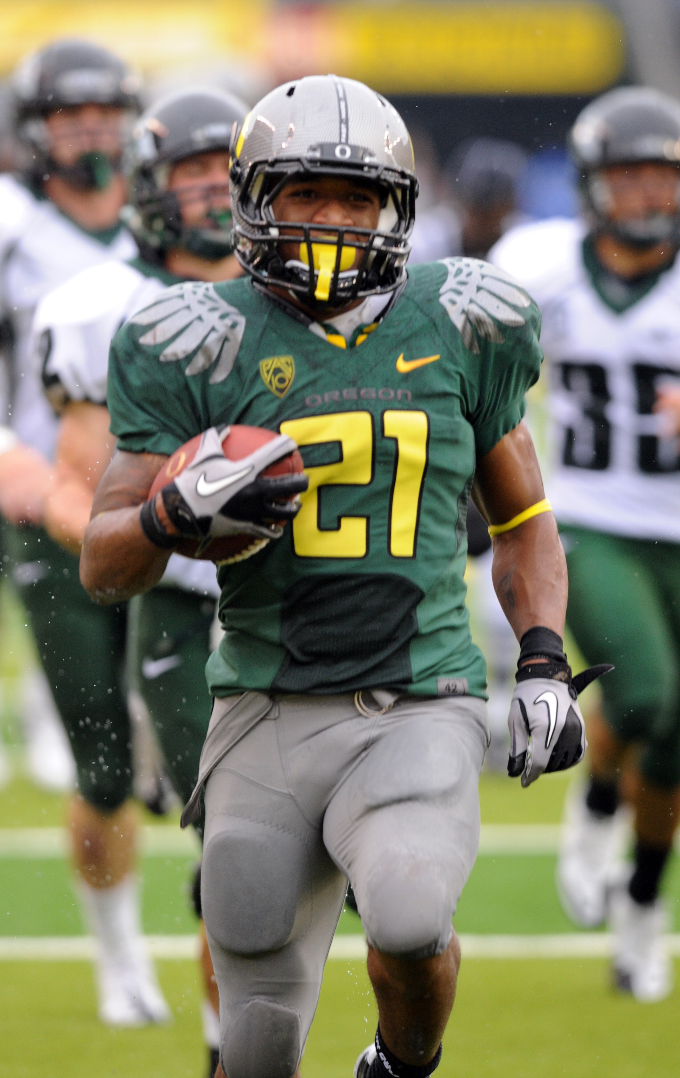 EUGENE, OR - SEPTEMBER 18: Running back LaMichael James #21of the Oregon Ducks heads to the end zone for a touchdown in the second quarter of the game against the Portland State Vikings at Autzen Stadium on September 18, 2010 in Eugene, Oregon. Oregon won