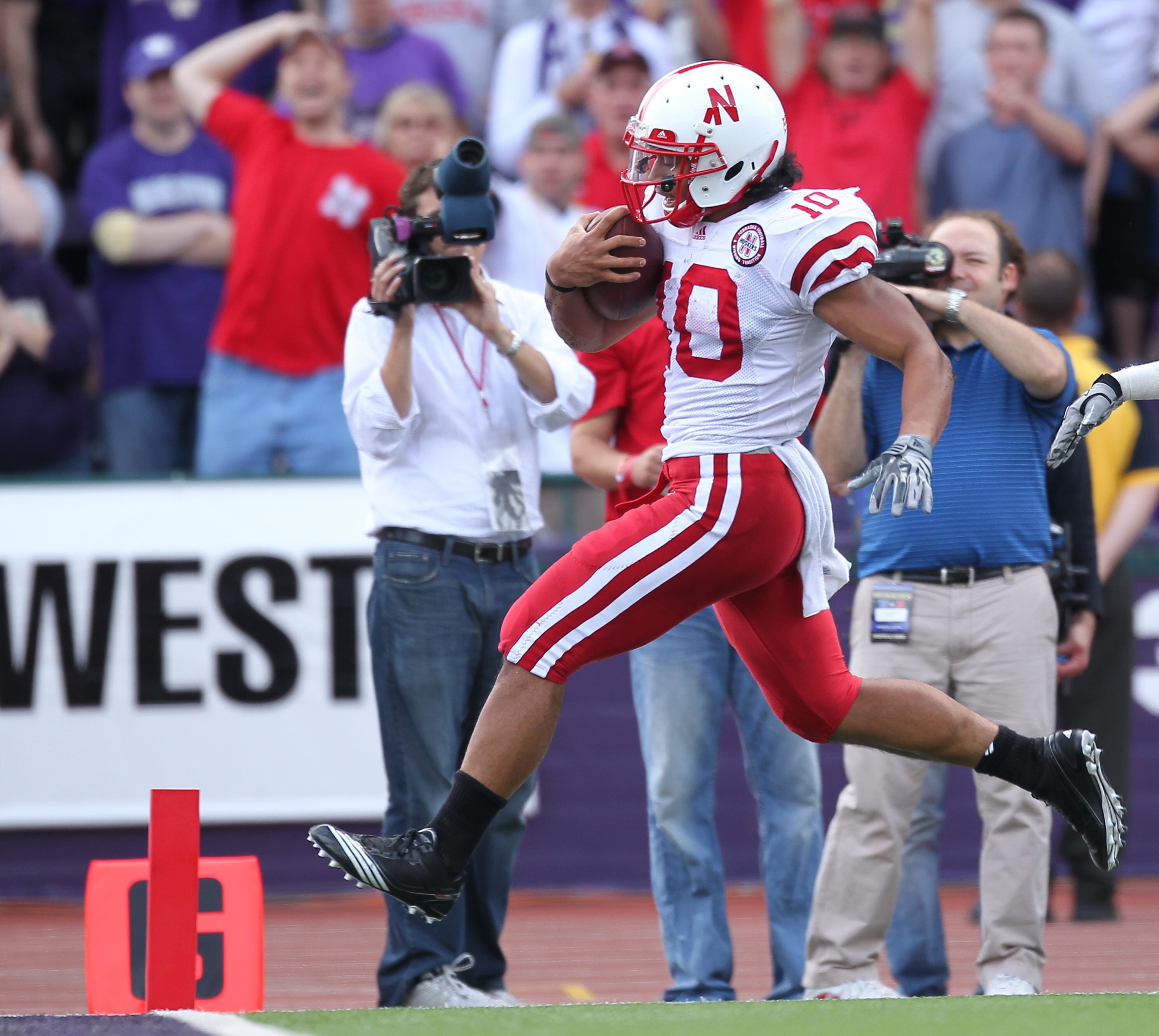 SEATTLE - SEPTEMBER 18: Running back Roy Helu Jr. #10 of the Nebraska Cornhuskers rushes for a touchdown against the Washington Huskies on September 18, 2010 at Husky Stadium in Seattle, Washington. (Photo by Otto Greule Jr/Getty Images)