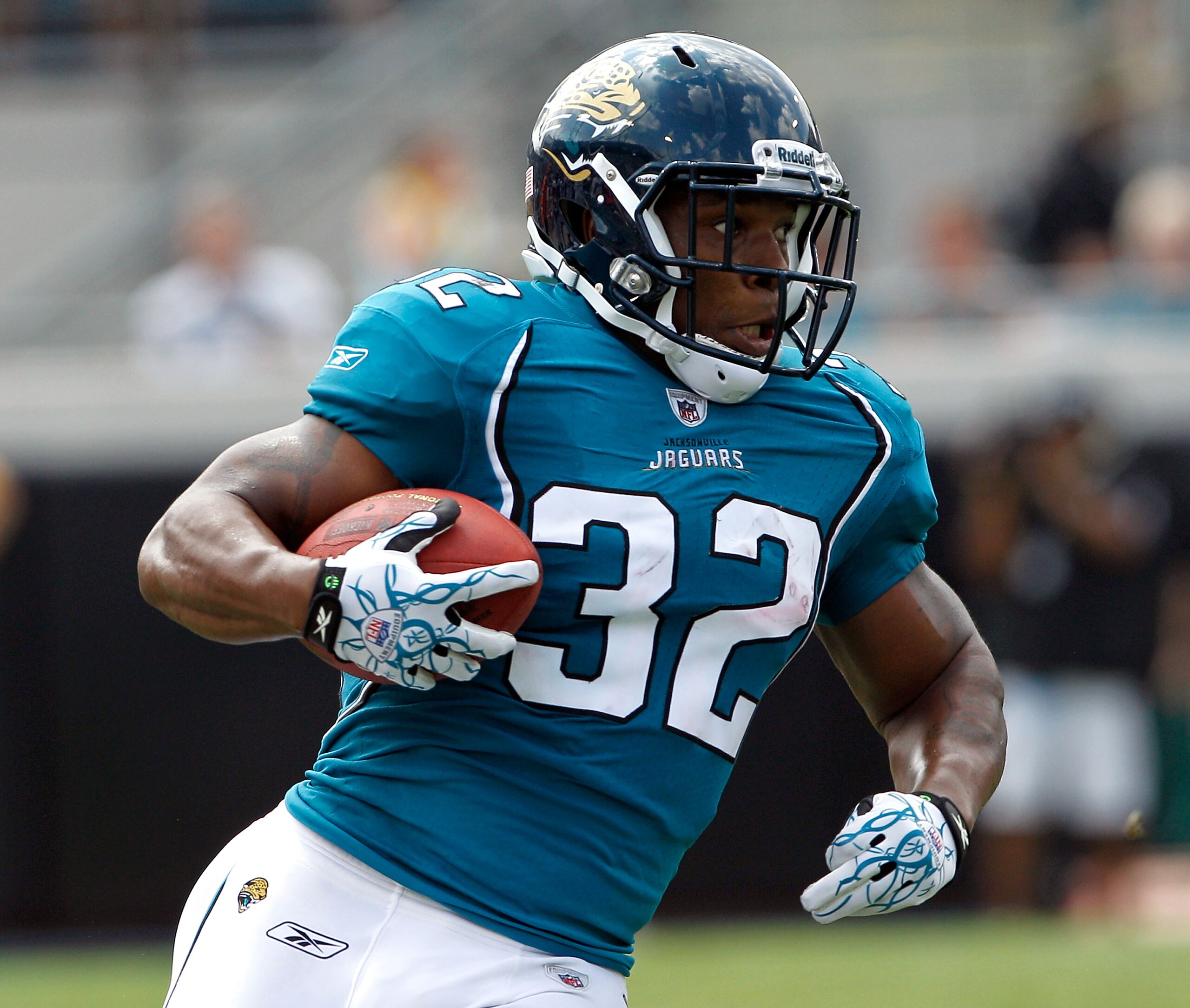 JACKSONVILLE, FL - SEPTEMBER 12:  Maurice Jones-Drew #32 of the Jacksonville Jaguars runs for yardage during the NFL season opener game against the Denver Broncos at EverBank Field on September 12, 2010 in Jacksonville, Florida.  (Photo by Sam Greenwood/G