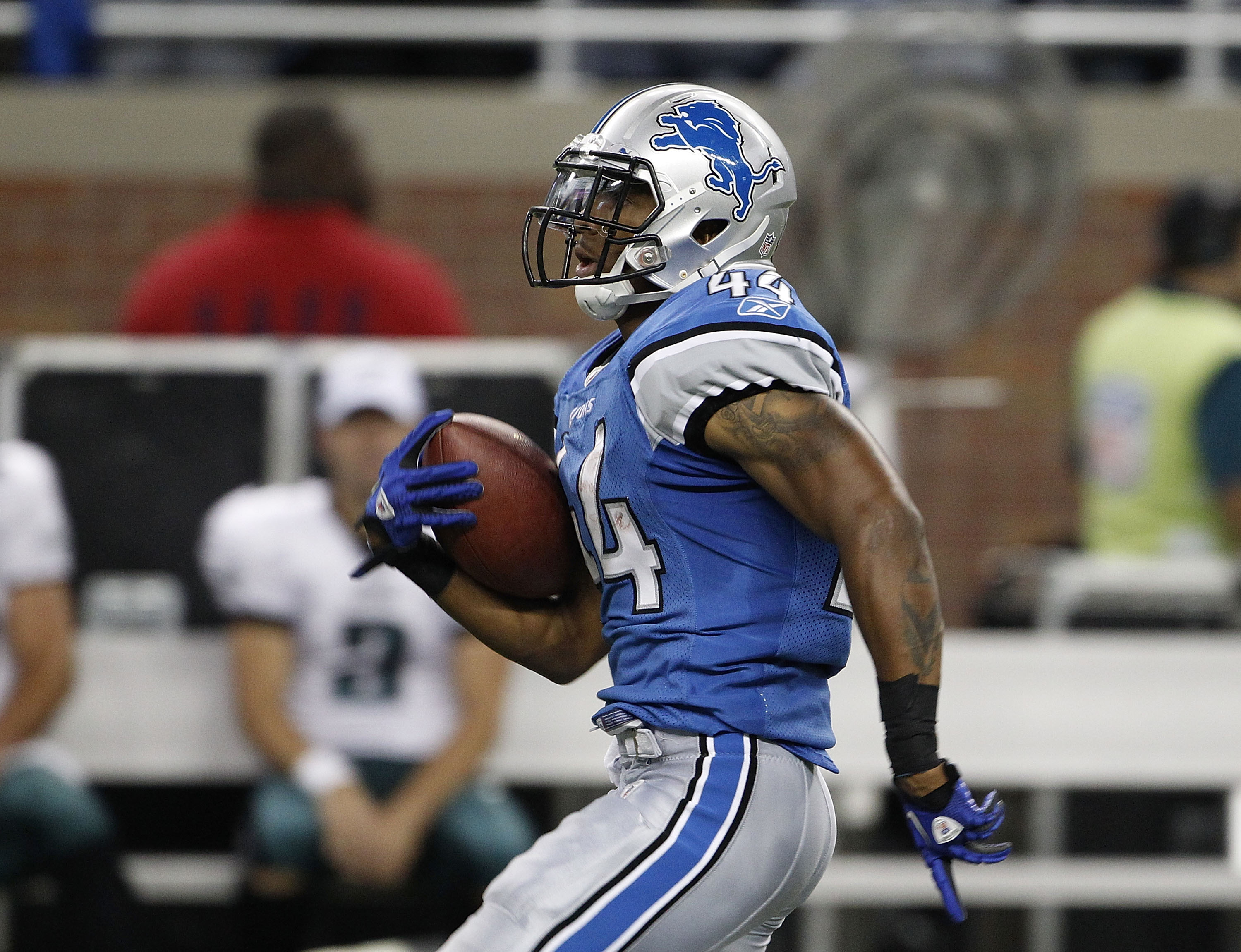 DETROIT - SEPTEMBER 19:  Jahvid Best #44 of the Detroit Lions scores on a 75 yard pass from Shaun Hill #14 during the second quarter of the game against the Philadelphia Eagles at Ford Field on September 19, 2010 in Detroit, Michigan.  (Photo by Leon Hali