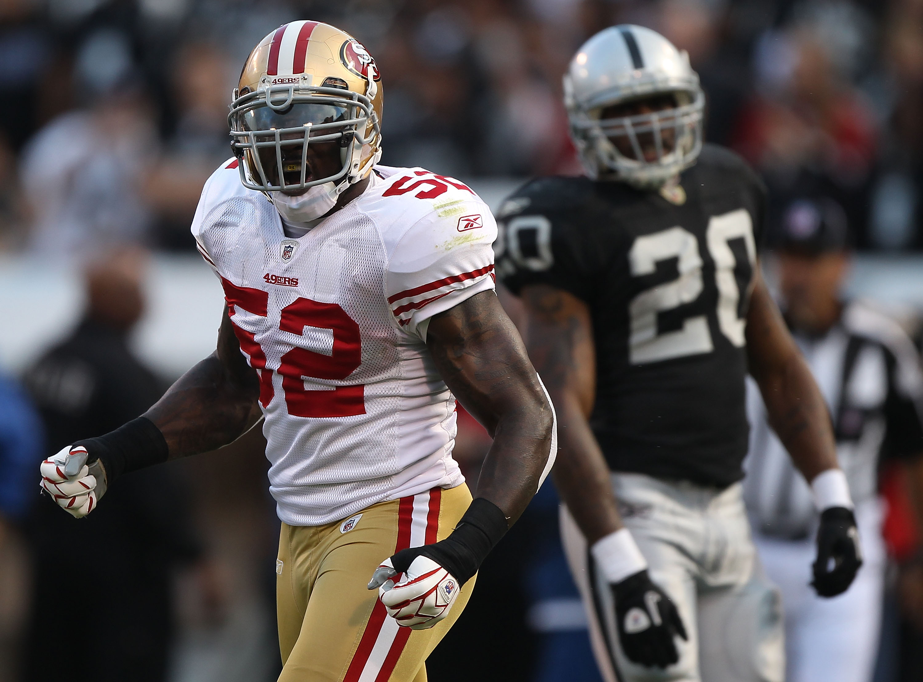 OAKLAND, CA - AUGUST 28: Patrick Willis #52 of the San Francisco 49ers celebrates after stopping Darren McFadden #20 of the Oakland Raiders for a loss during an NFL preseason game at Oakland-Alameda County Coliseum on August 28, 2010 in Oakland, Californi