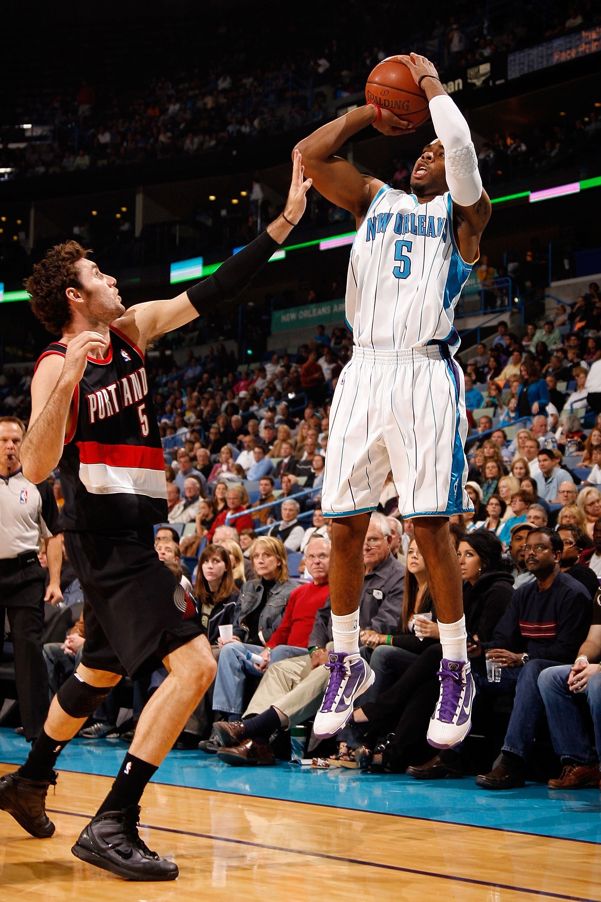NEW ORLEANS - NOVEMBER 13:  Marcus Thornton #5 of the New Orleans Hornets shoots the ball over Rudy Fernandez #5 of the Portland Trail Blazers at the New Orleans Arena on November 13, 2009 in New Orleans, Louisiana.  NOTE TO USER: User expressly acknowled