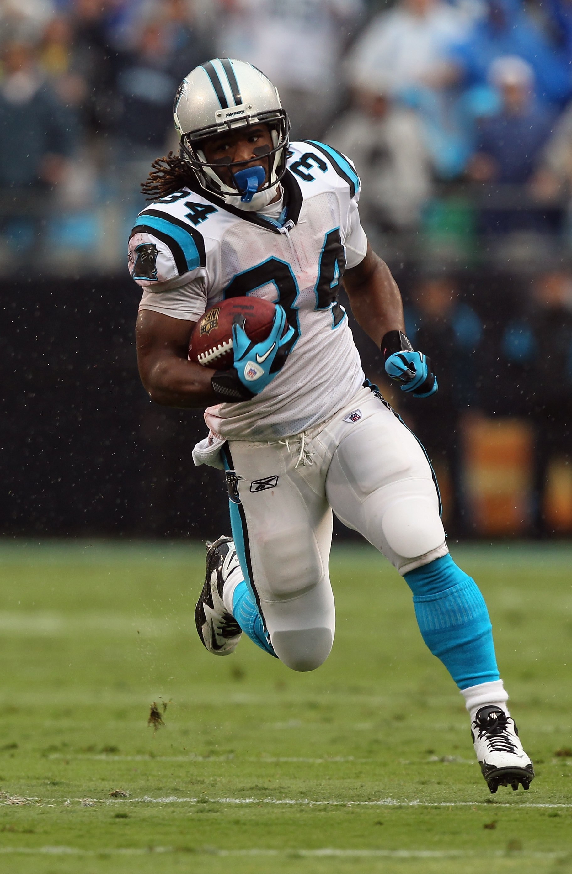 CHARLOTTE, NC - SEPTEMBER 26:  DeAngelo Williams #34 of the Carolina Panthers against the Cincinnati Bengals during their game at Bank of America Stadium on September 26, 2010 in Charlotte, North Carolina.  (Photo by Streeter Lecka/Getty Images)