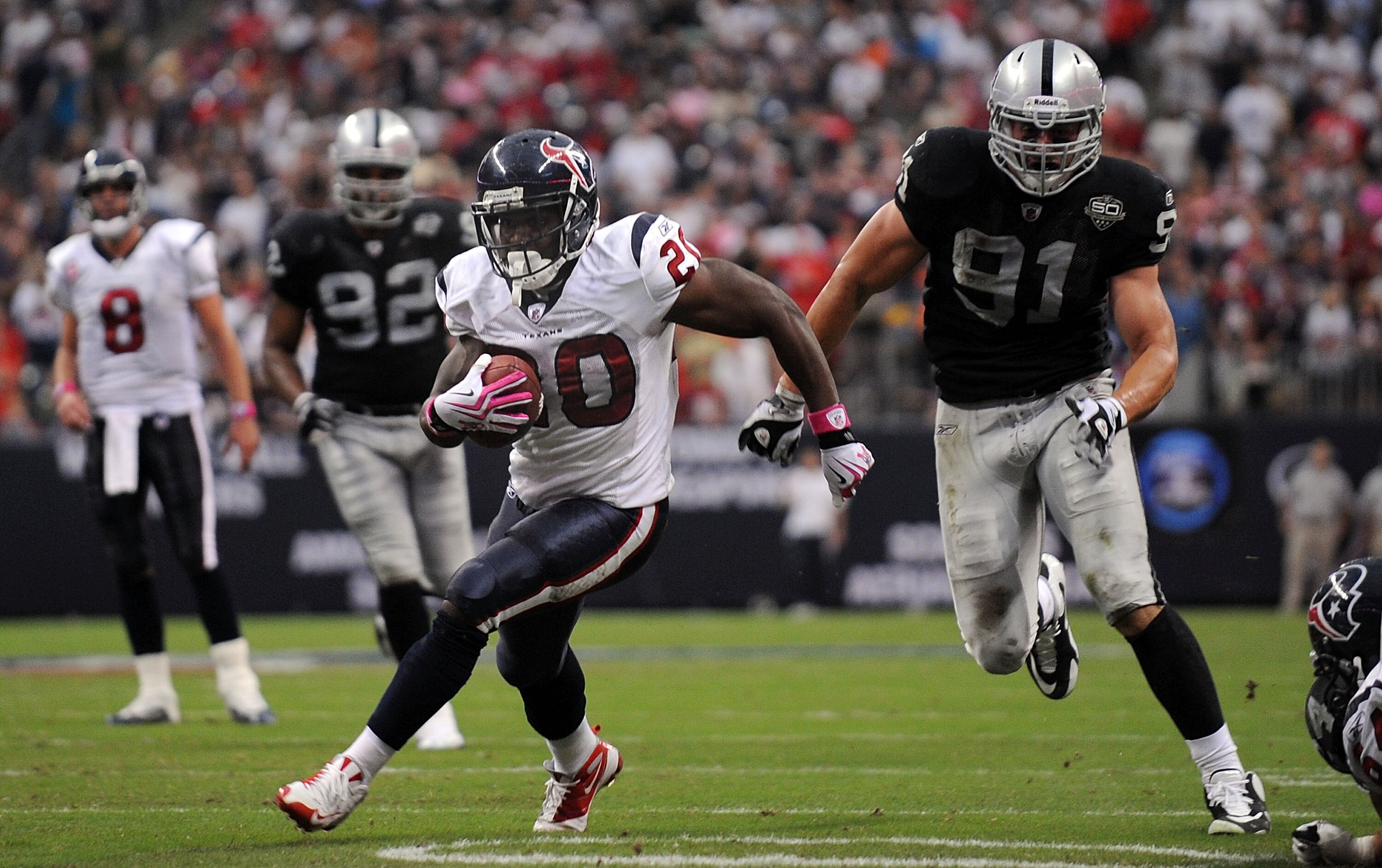 HOUSTON - OCTOBER 04:  Running back Steve Slaton #20 of the Houston Texans runs for a touchdown past Trevor Scott #91 of the Oakland Raiders at Reliant Stadium on October 4, 2009 in Houston, Texas.  (Photo by Ronald Martinez/Getty Images)