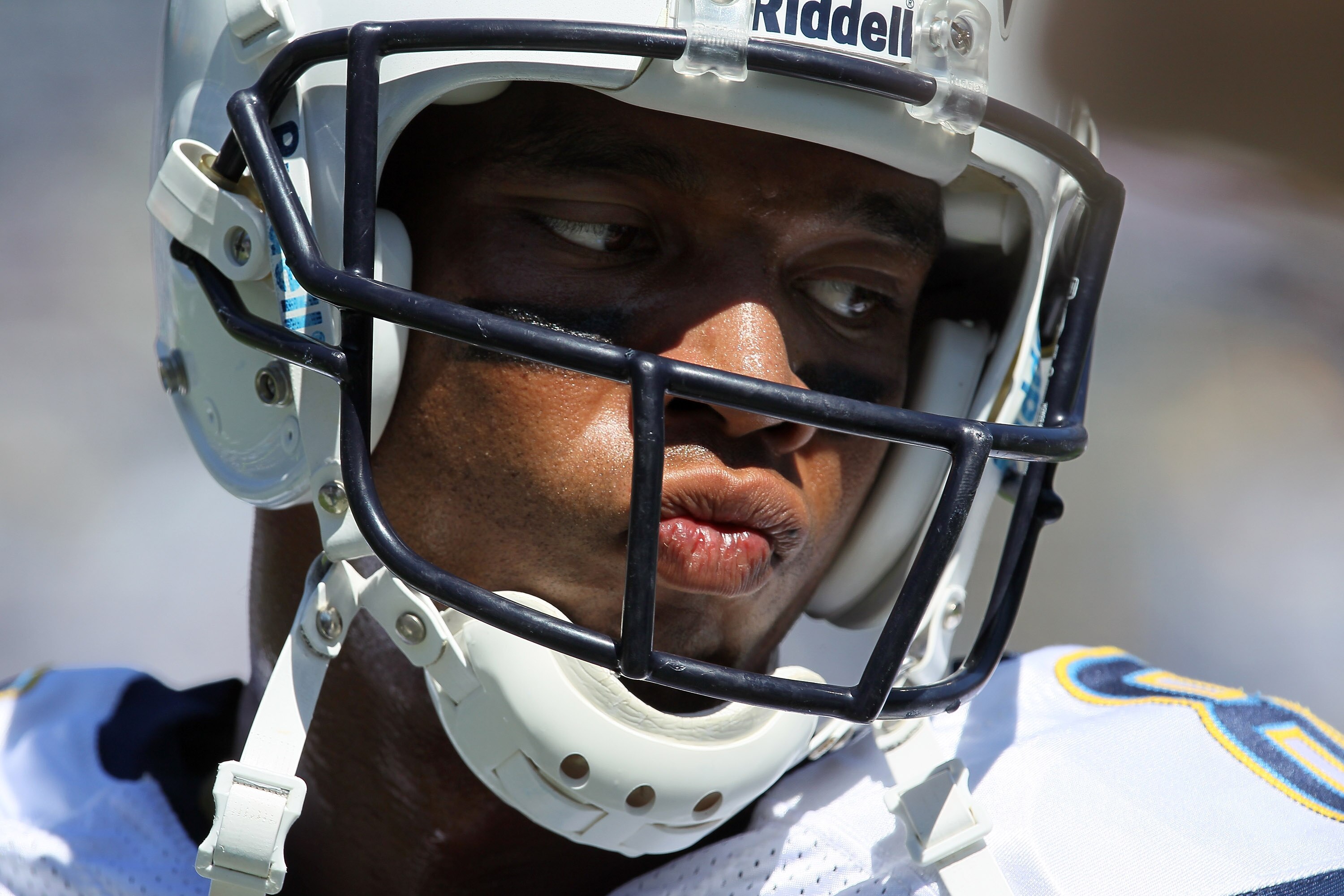 SAN DIEGO - SEPTEMBER 19:  Wide receiver Malcom Floyd #80 of the San Diego Chargers warms up for the game with the Jacksonville Jaguars at Qualcomm Stadium on September 19, 2010 in San Diego, California.   The Chargers won 38-13.  (Photo by Stephen Dunn/G