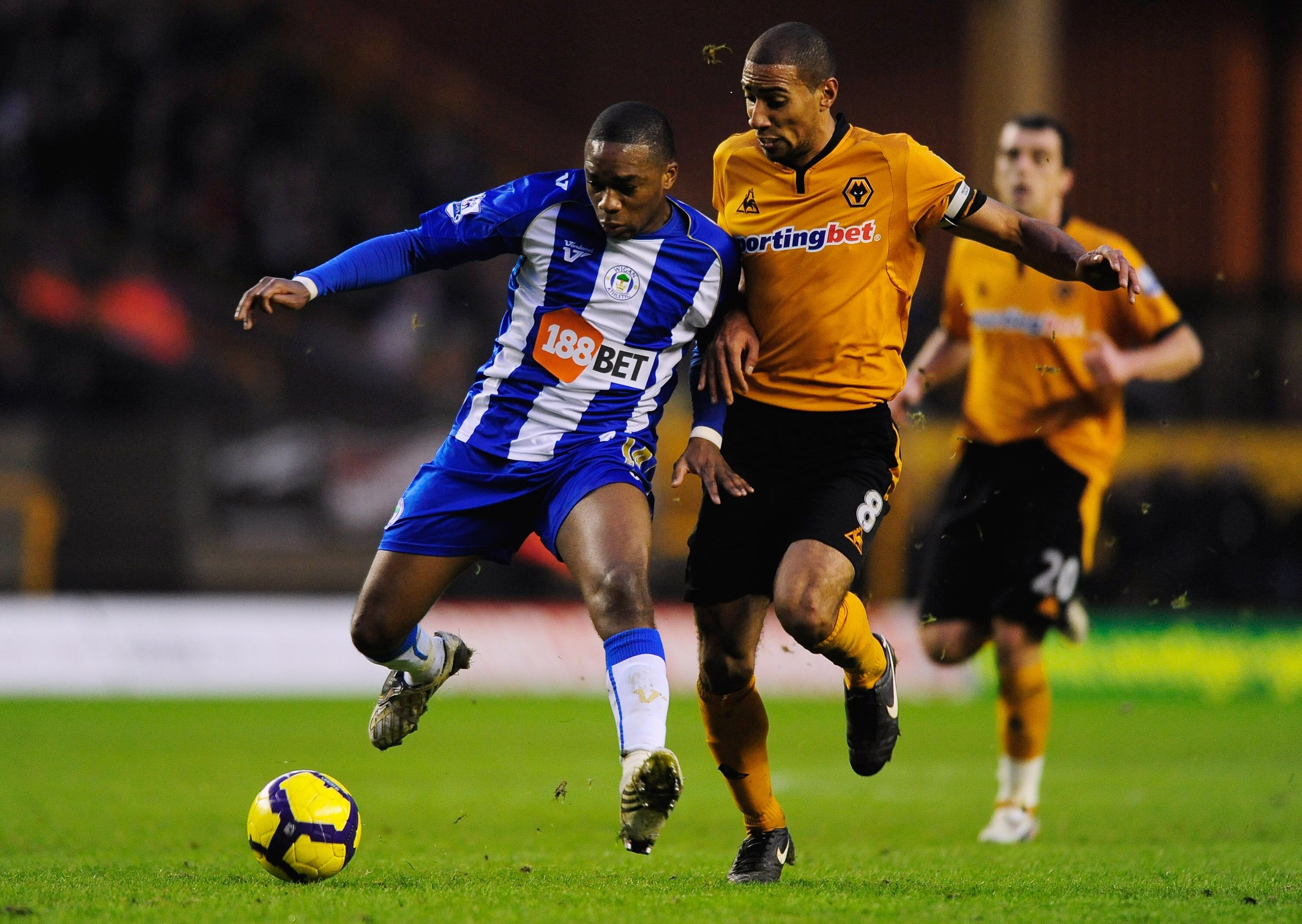 WOLVERHAMPTON, ENGLAND - JANUARY 16:  Charles N'Zogbia (L) of Wigan battles with Karl Henry of Wolves during the Barclays Premier League match between Wolverhampton Wanderers and Wigan Athletic at Molineux on January 16, 2010 in Wolverhampton, England.  (