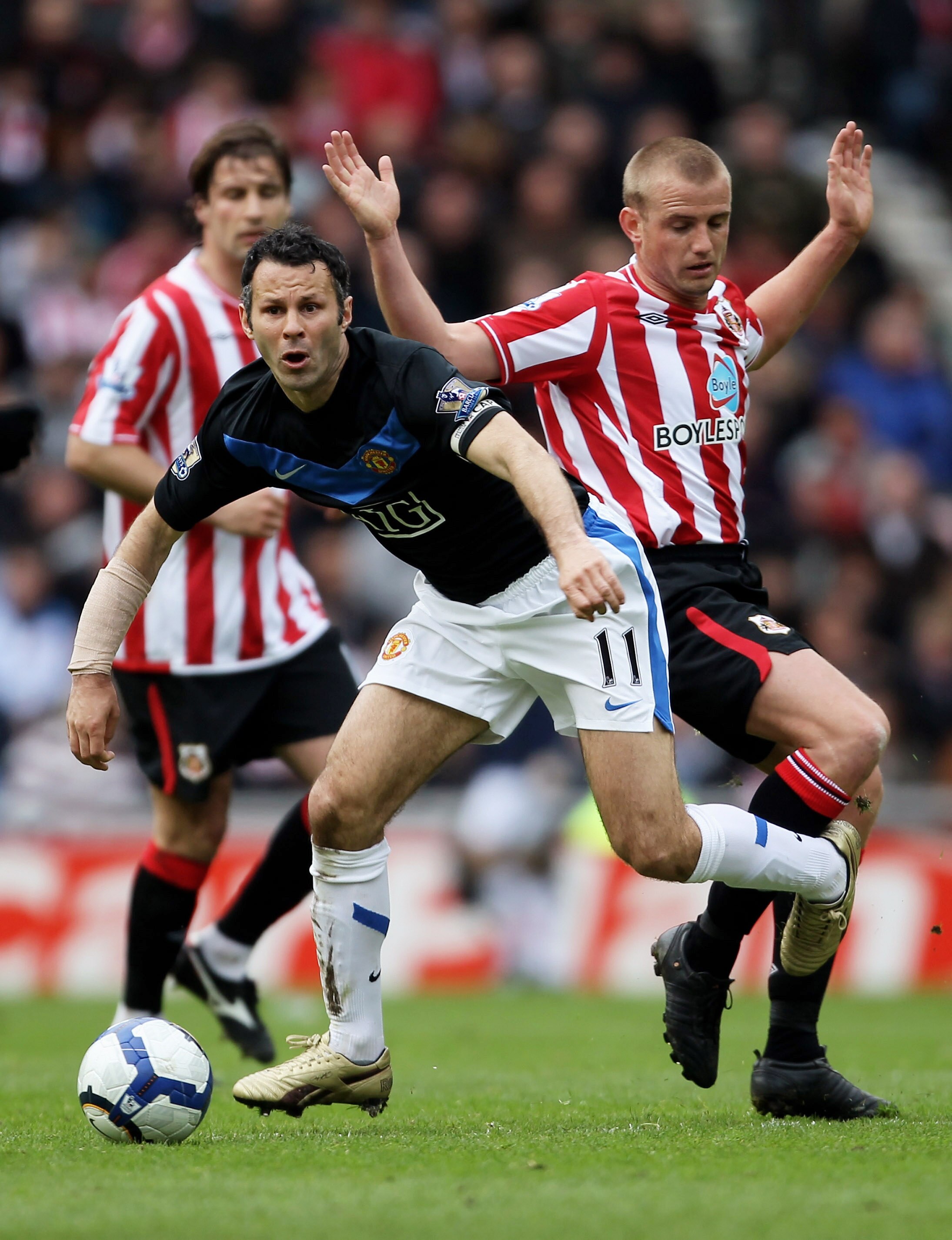 SUNDERLAND, ENGLAND - MAY 02:  Ryan Giggs of Manchester United beats Lee Cattermole of Sunderland during the Barclays Premier League match between Sunderland and Manchester United at the Stadium of Light on May 2, 2010 in Sunderland, England.  (Photo by A