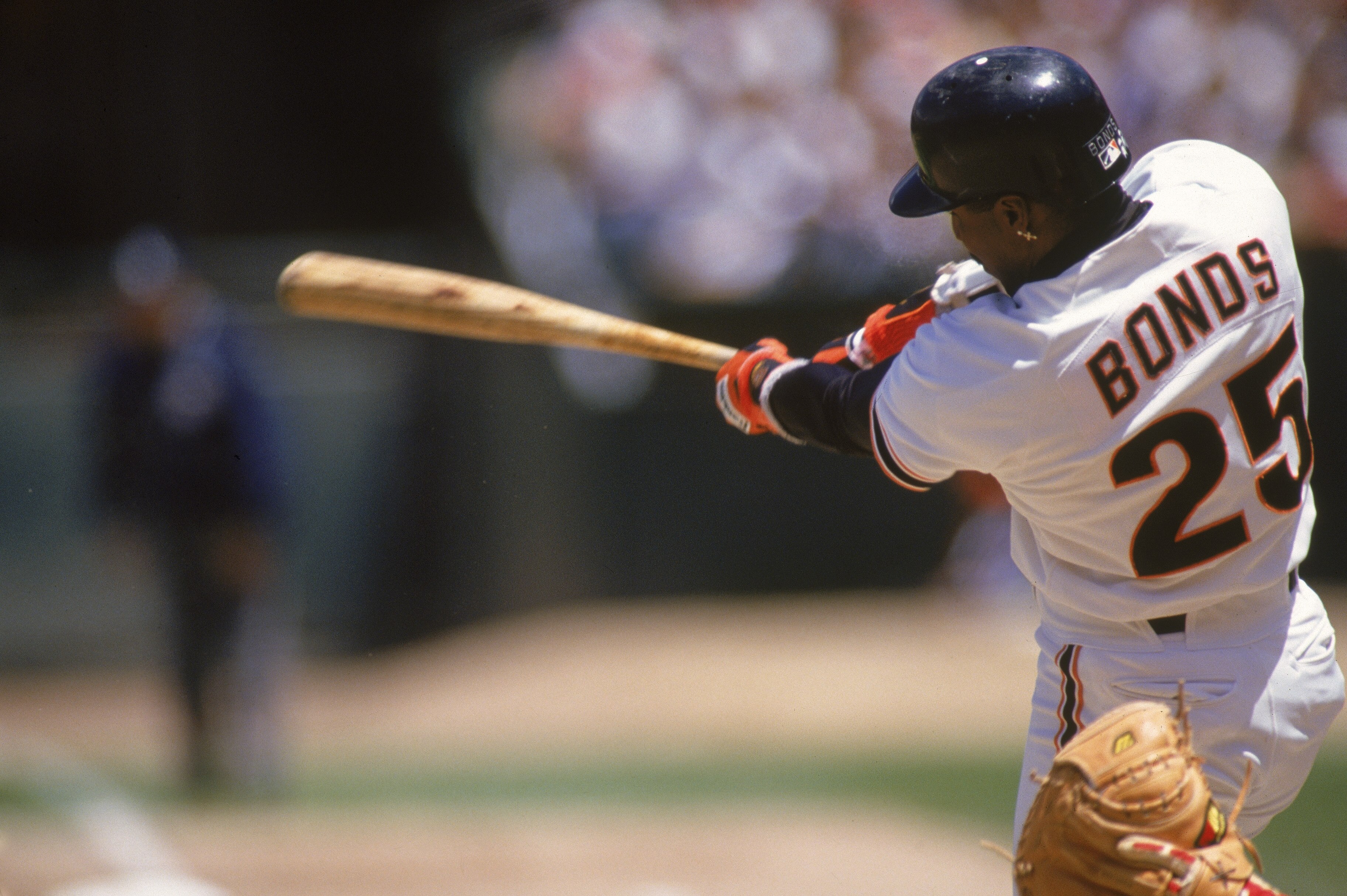 SAN FRANCISCO - MAY 23:  Barry Bonds #25 of the San Francisco Giants hits against the Cinninnati Reds on May 23, 1993 at Candlestick Park in San Francisco, California. Barry Bonds made his187th career home run during this game. (Photo by Otto Greule Jr/Ge