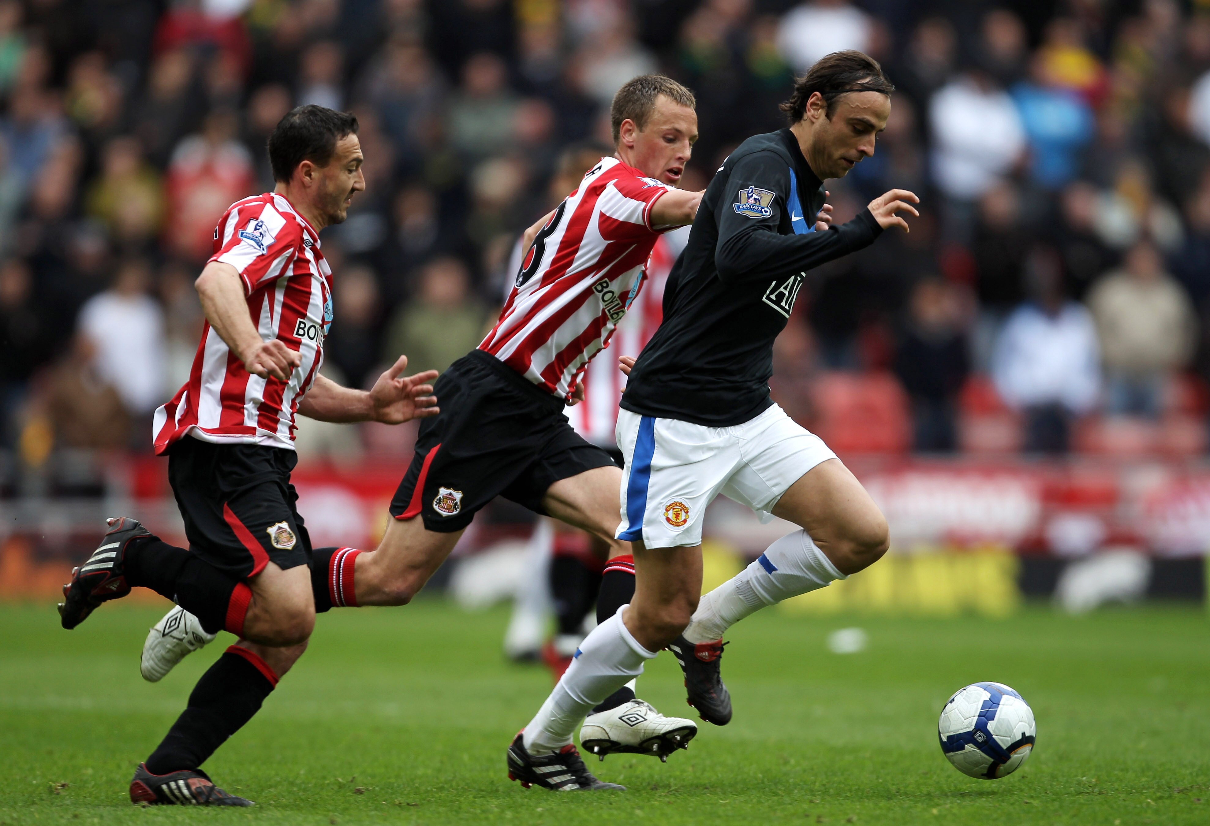 SUNDERLAND, ENGLAND - MAY 02:  Dimitar Berbatov of Manchester United beats Steed Malbranque and David Meyler of Sunderland during the Barclays Premier League match between Sunderland and Manchester United at the Stadium of Light on May 2, 2010 in Sunderla