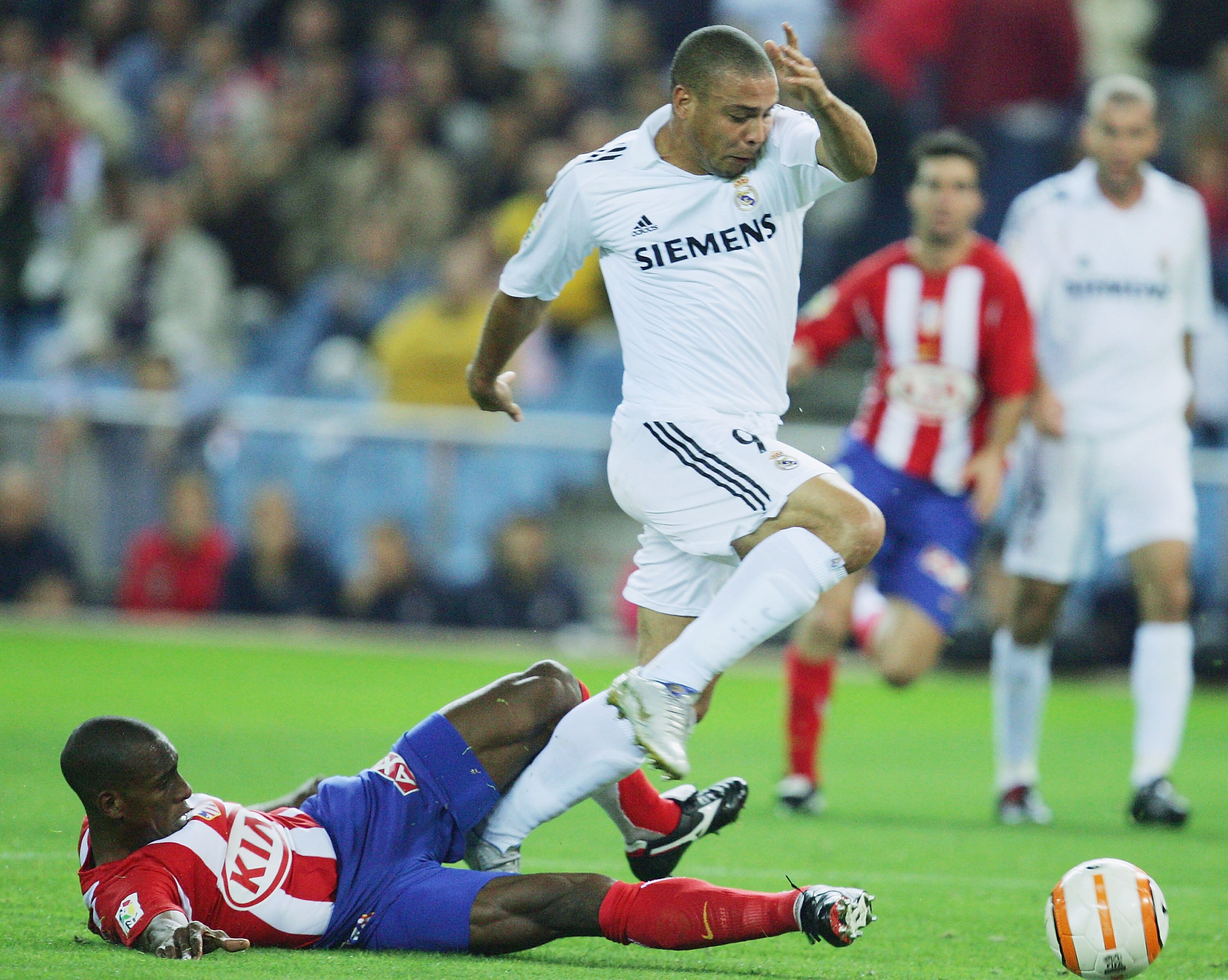 MADRID, SPAIN - OCTOBER 15: Ronaldo (R) of Real Madrid is tackled by Luis Perea of Atletico during a La Liga match between Atletico Madrid and Real Madrid at the Calderon on October 15, 2005, in Madrid, Spain.(Photo by Denis Doyle/Getty Images)