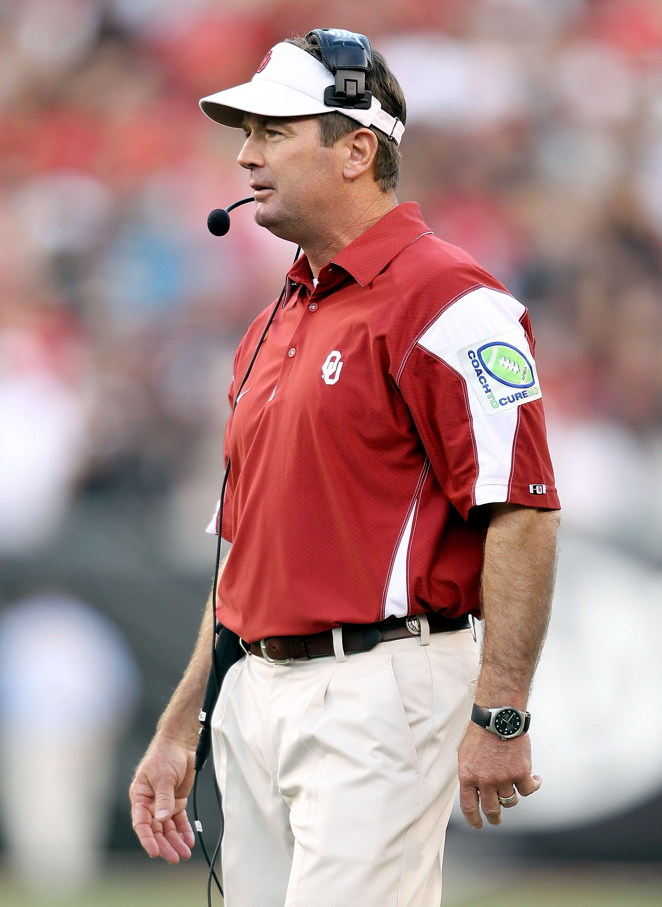 CINCINNATI - SEPTEMBER 25:  Bob Stoops the Head Coach of the Oklahoma Sooners walks onto the field during the game against the Cincinnati Bearcats at Paul Brown Stadium on September 25, 2010 in Cincinnati, Ohio.  (Photo by Andy Lyons/Getty Images)