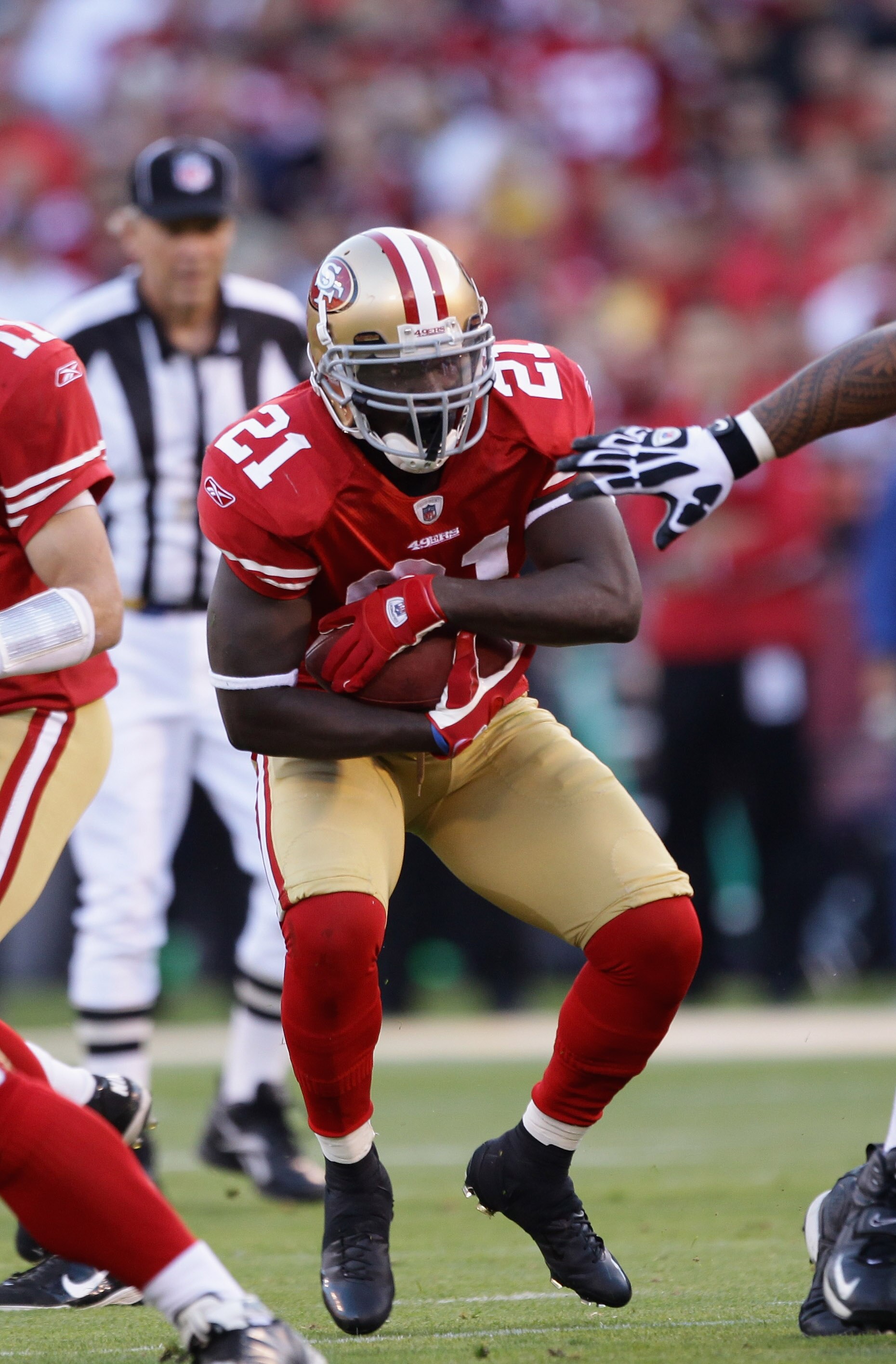 SAN FRANCISCO - SEPTEMBER 20:  Frank Gore #21 of the San Francisco 49ers in action during their game against the New Orleans Saints at Candlestick Park on September 20, 2010 in San Francisco, California.  (Photo by Ezra Shaw/Getty Images)