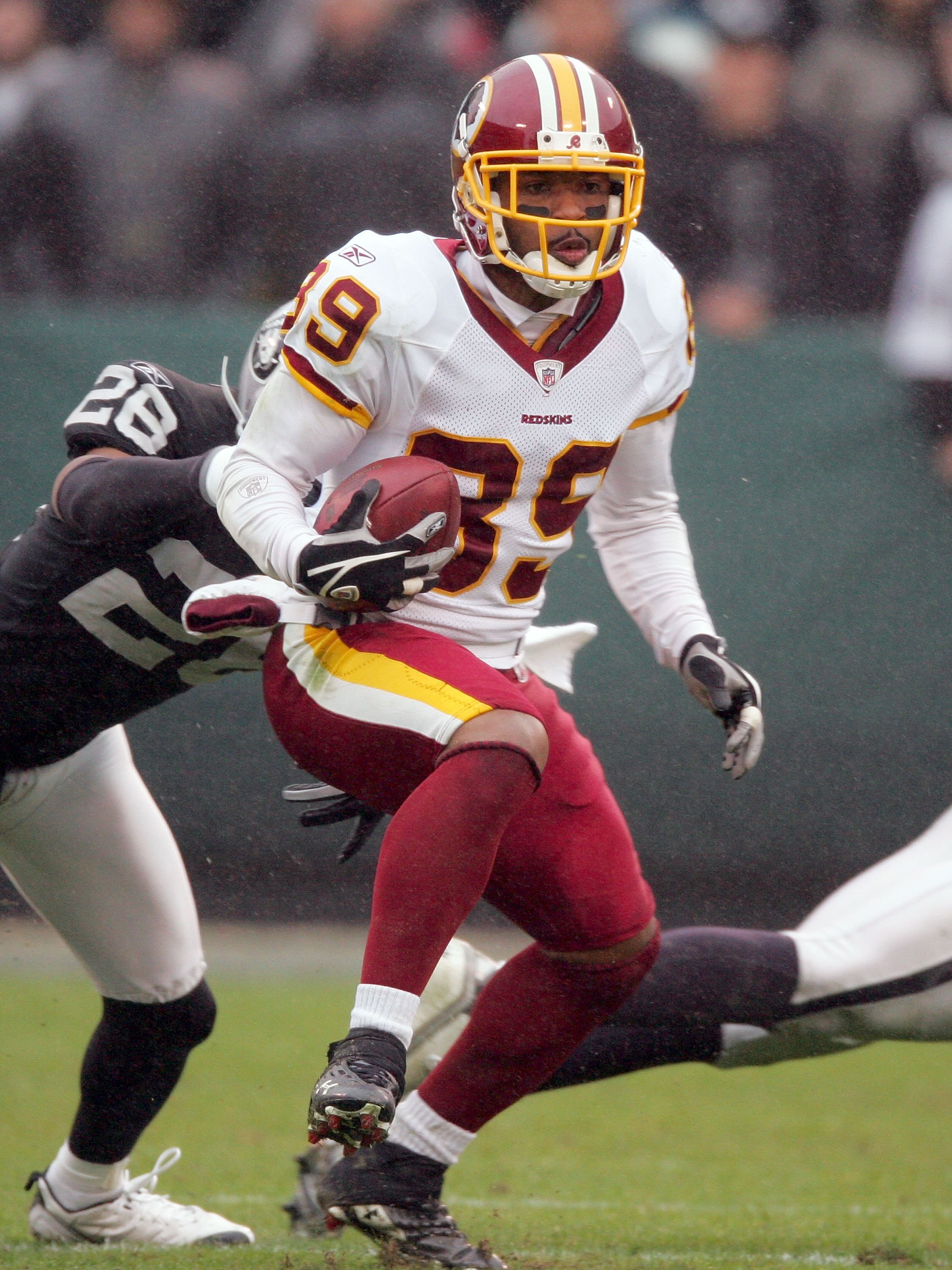 OAKLAND, CA - DECEMBER 13:  Santana Moss #89 of the Washington Redskins runs with the ball during their game against the Oakland Raiders at Oakland-Alameda County Coliseum on December 13, 2009 in Oakland, California.  (Photo by Ezra Shaw/Getty Images)