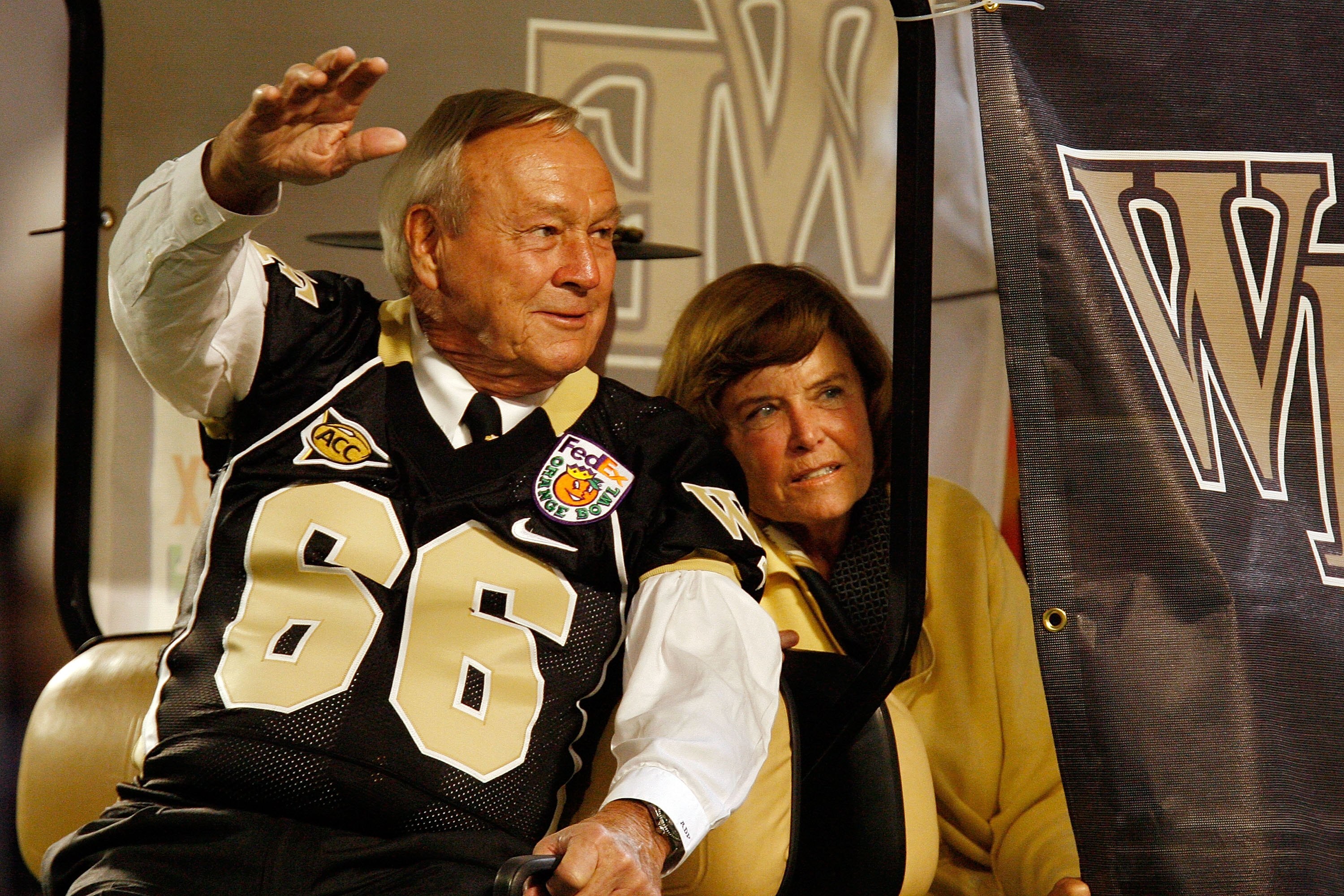 MIAMI GARDENS, FL - JANUARY 02:  Arnold Palmer waves before the 2007 FedEx Orange Bowl between the Louisville Cardinals and the Wake Forest Demon Deacons at Dolphin Stadium on January 2, 2007 in Miami Gardens, Florida.  (Photo by Eliot J. Schechter/Getty