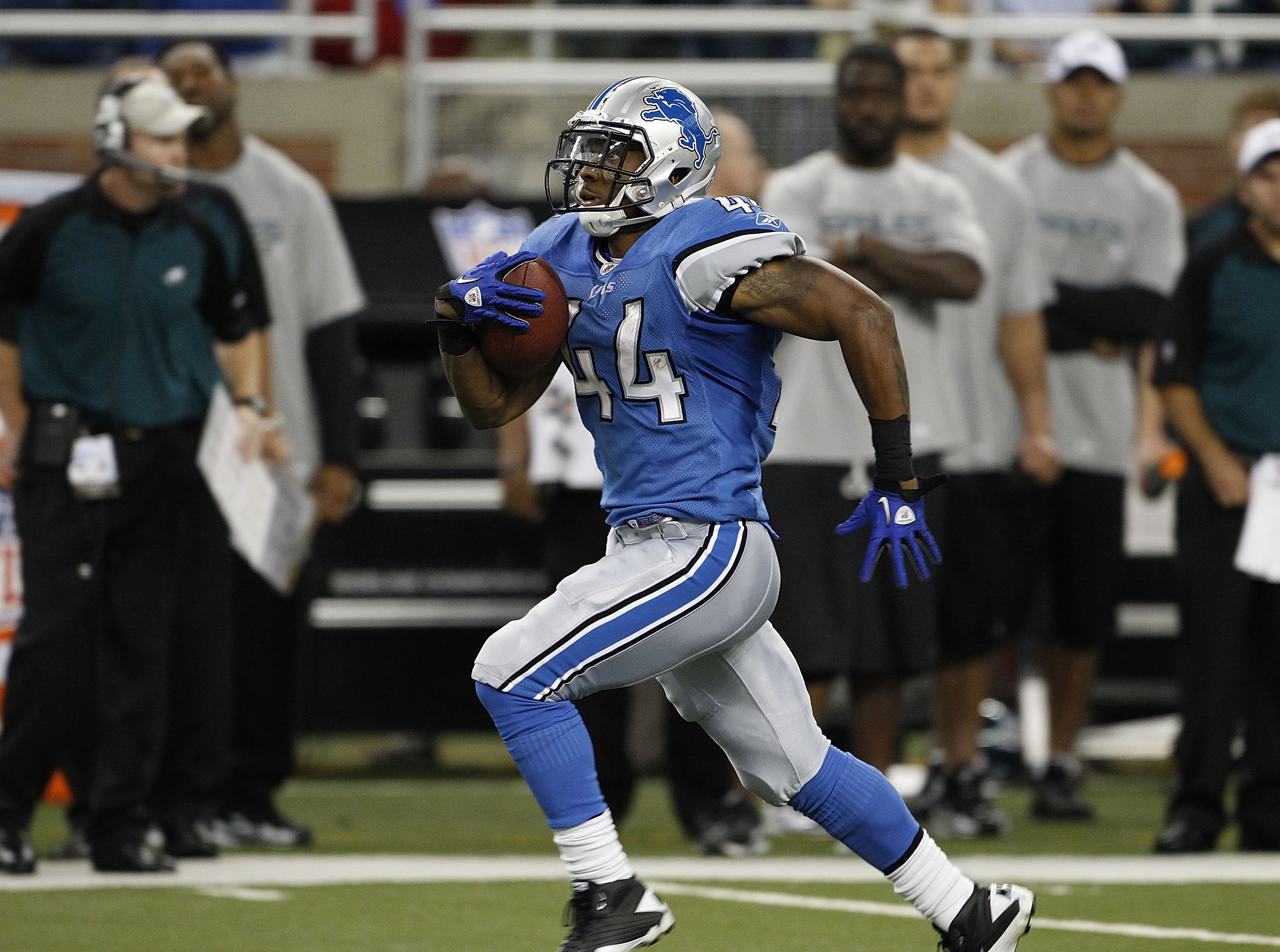 DETROIT - SEPTEMBER 19: Jahvid Best #44 of the Detroit Lions scores on a 75 yard pass from Shaun Hill #14 during the second quarter of the game against the Philadelphia Eagles at Ford Field on September 19, 2010 in Detroit, Michigan.  (Photo by Leon Halip