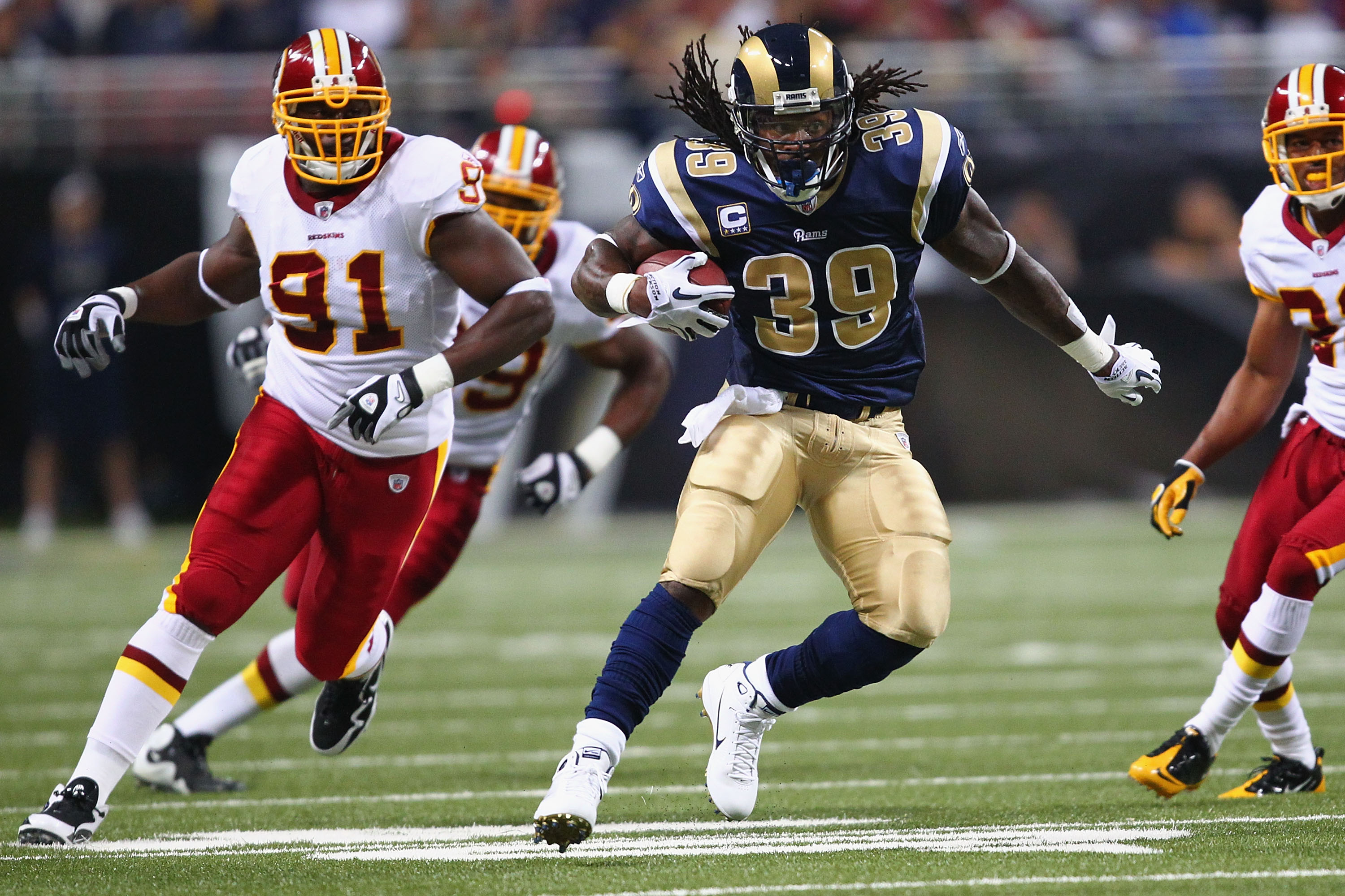 ST. LOUIS - SEPTEMBER 26: Steven Jackson #39 of the St. Louis Rams rushes against the Washington Redskins at the Edward Jones Dome on September 26, 2010 in St. Louis, Missouri.  The Rams beat the Redskins 30-16.  (Photo by Dilip Vishwanat/Getty Images)