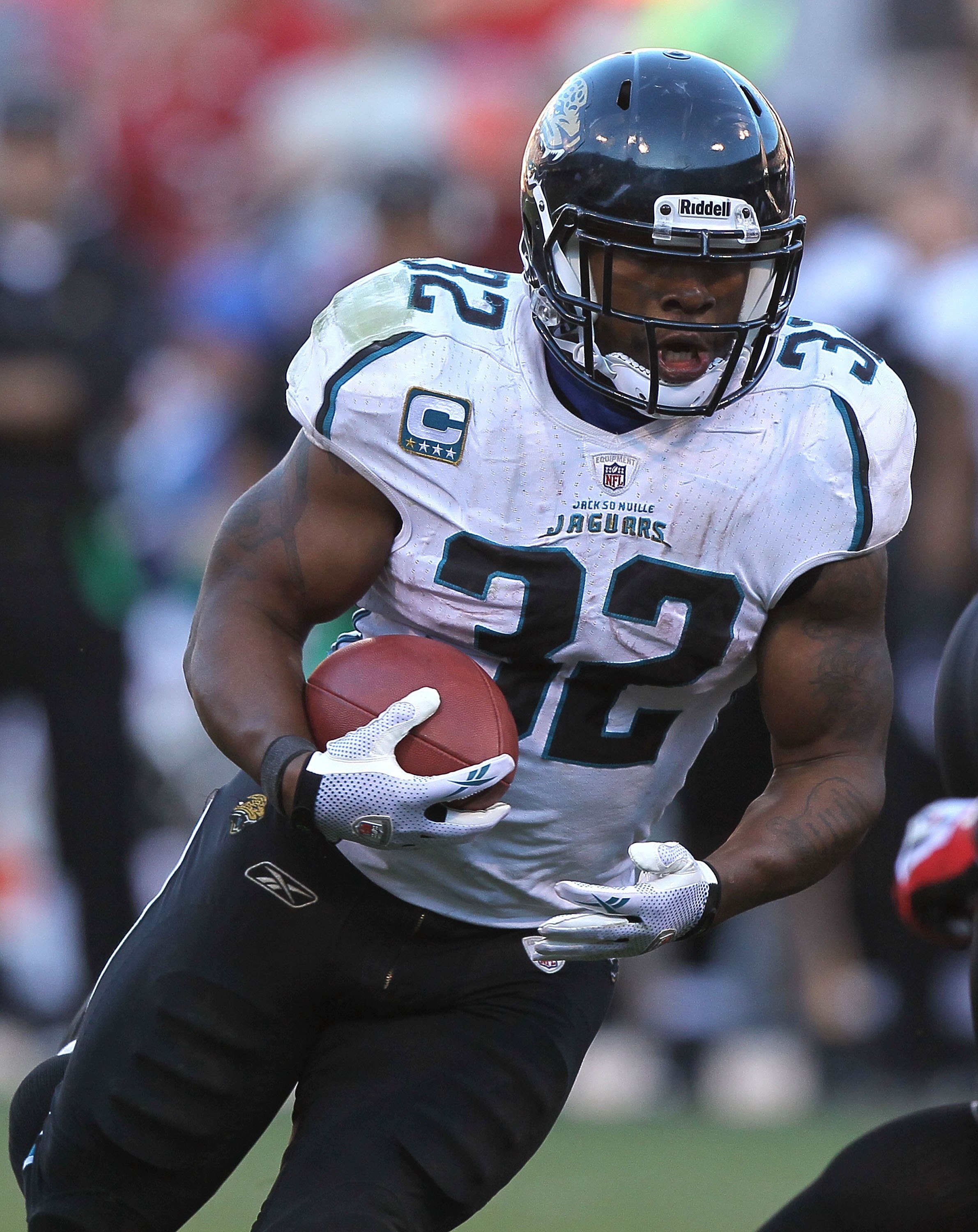 SAN FRANCISCO - NOVEMBER 29:  Maurice Jones-Drew #32 of the Jacksonville Jaguars runs against the San Francisco 49ers during an NFL game at Candlestick Park on November 29, 2009 in San Francisco, California.  (Photo by Jed Jacobsohn/Getty Images)