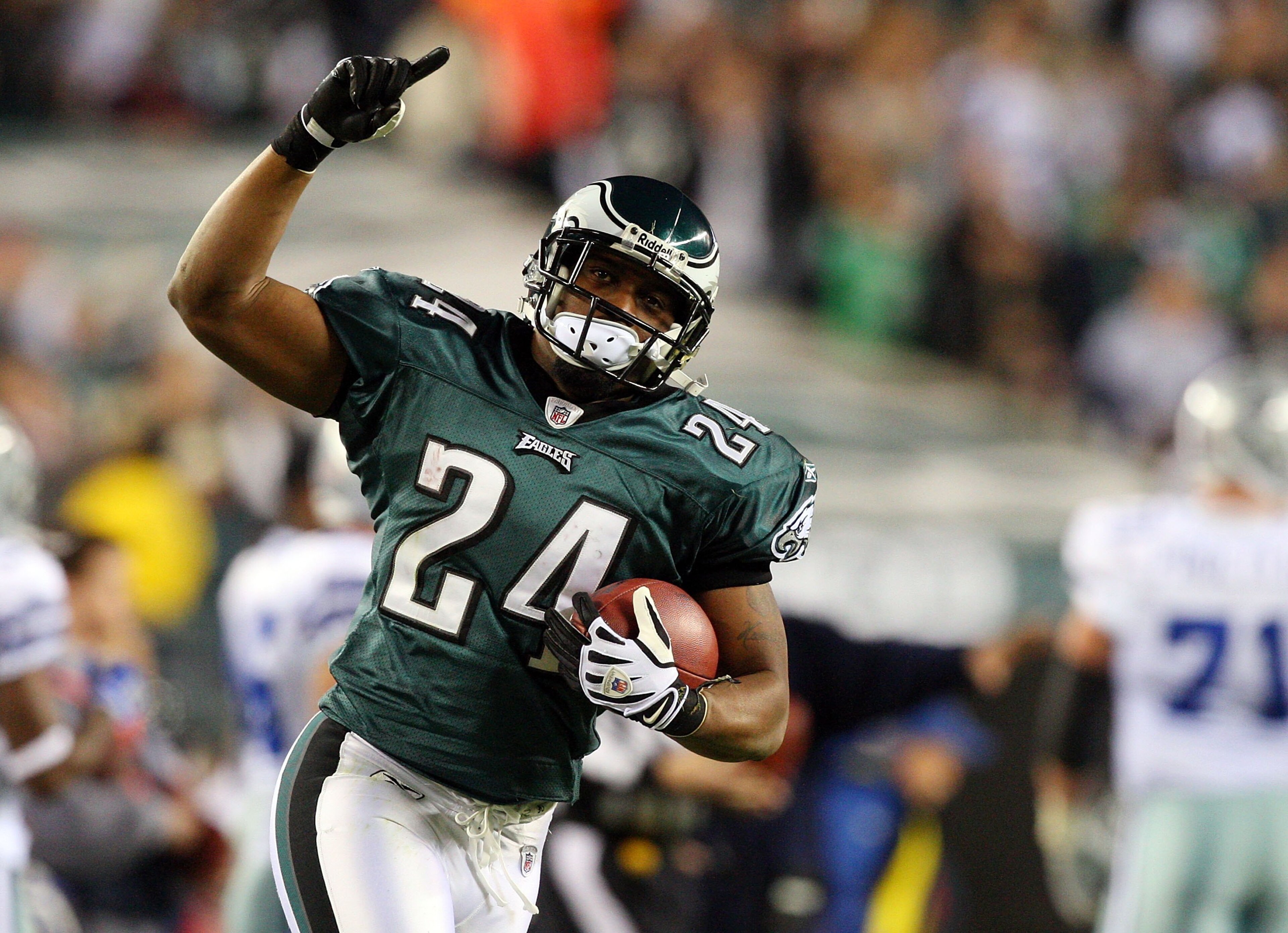 PHILADELPHIA - DECEMBER 28:  Sheldon Brown #24 of the Philadelphia Eagles celebrates his interception late in the first half against the Dallas Cowboys on December 28, 2008 at Lincoln Financial Field in Philadelphia, Pennsylvania.  (Photo by Jim McIsaac/G