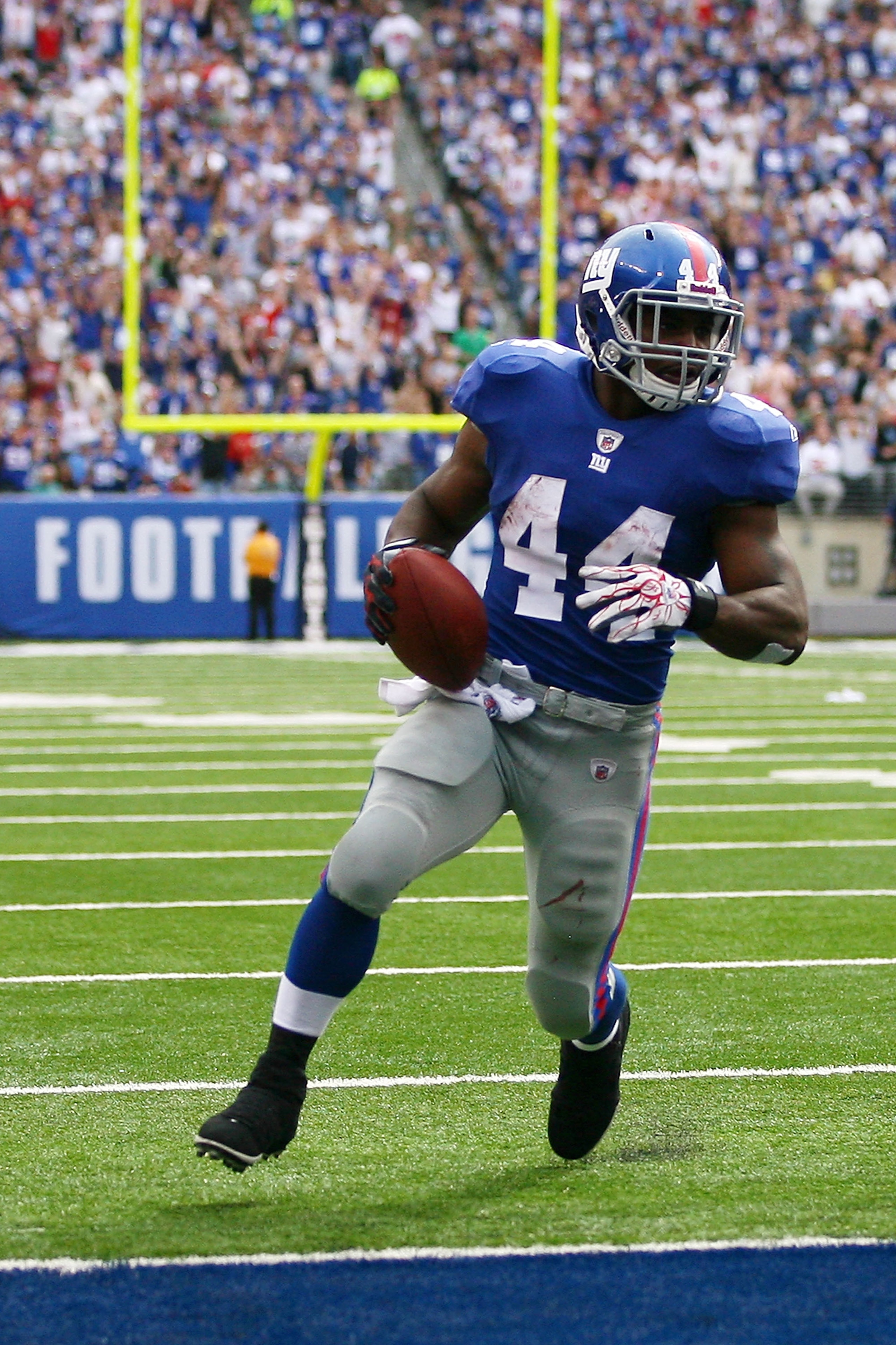 EAST RUTHERFORD, NJ - SEPTEMBER 26:  Ahmad Bradshaw #44 of the New York Giants runs into the endzone for a touchdown against the Tennessee Titans during the second quarter at New Meadowlands Stadium on September 26, 2010 in East Rutherford, New Jersey.  (