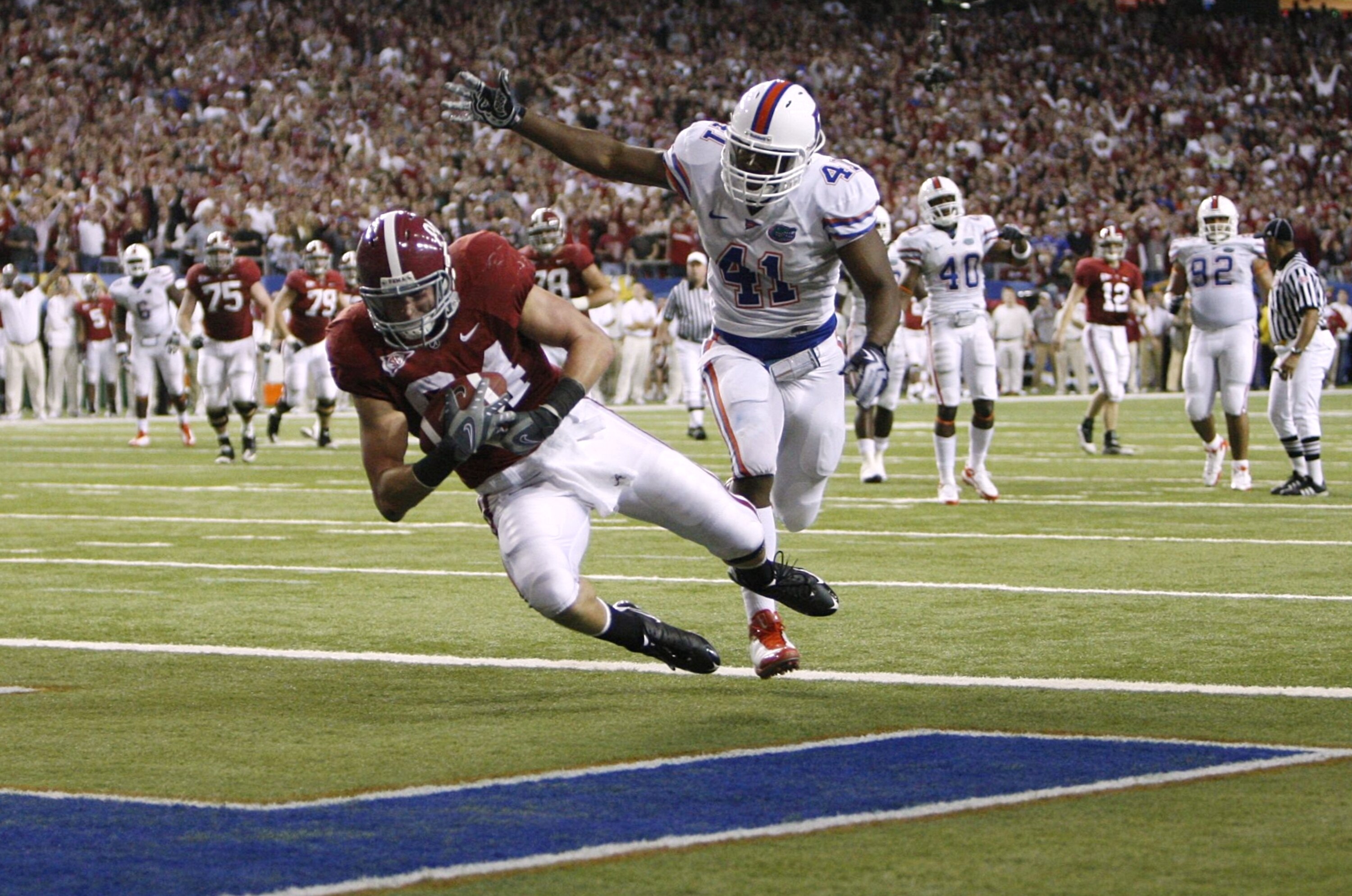 ATLANTA - DECEMBER 5:  Colin Peek #84 of the Alabama Crimson Tide catches a 17-yard touchdown reception in the third quarter against Ryan Stamper #41 of the Florida Gators during the SEC Championship game at Georgia Dome on December 5, 2009 in Atlanta, Ge