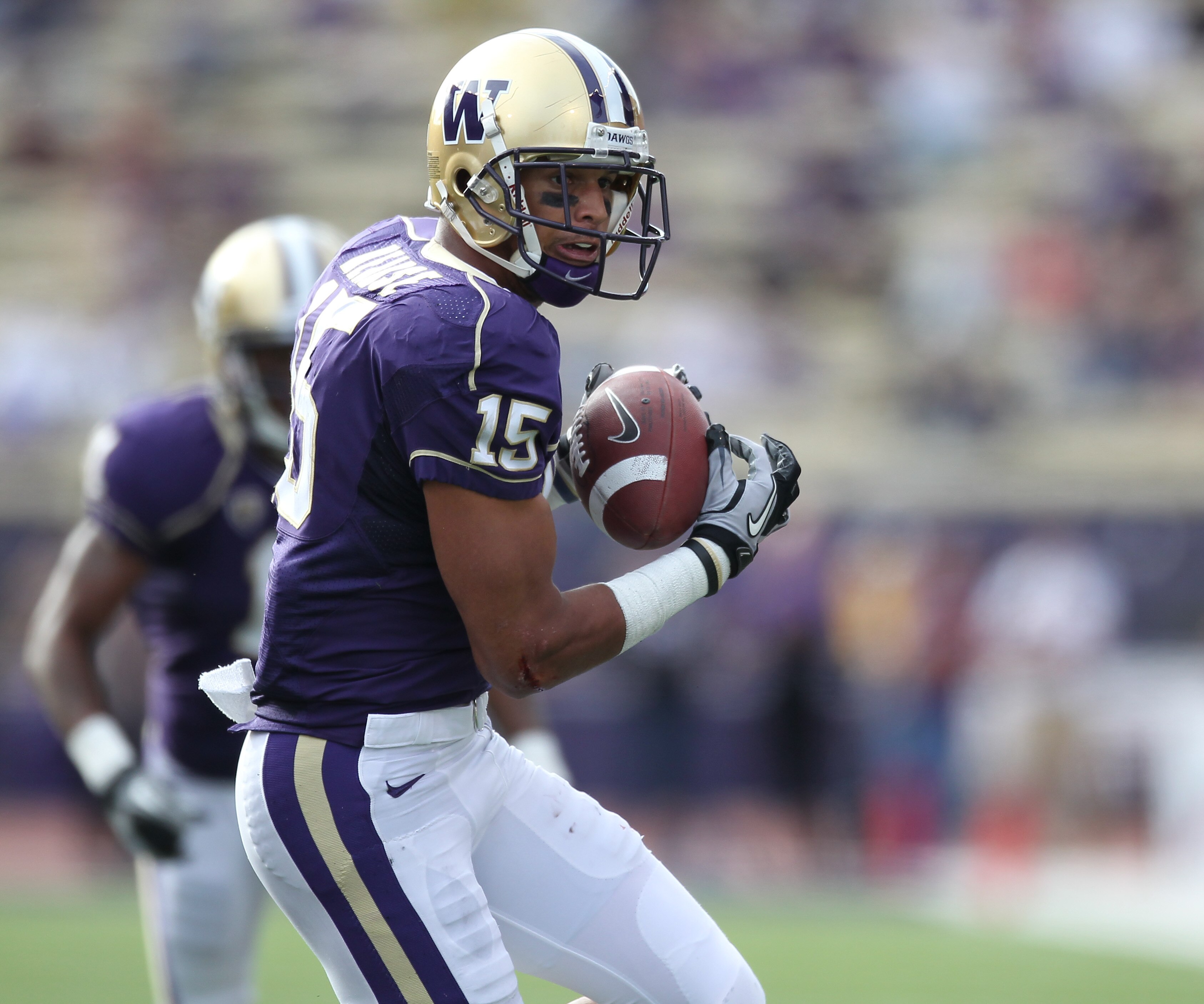SEATTLE - SEPTEMBER 11:  Wide receiver Jermaine Kearse #15 of the Washington Huskies rushes against the Syracuse Orange on September 11, 2010 at Husky Stadium in Seattle, Washington. (Photo by Otto Greule Jr/Getty Images)