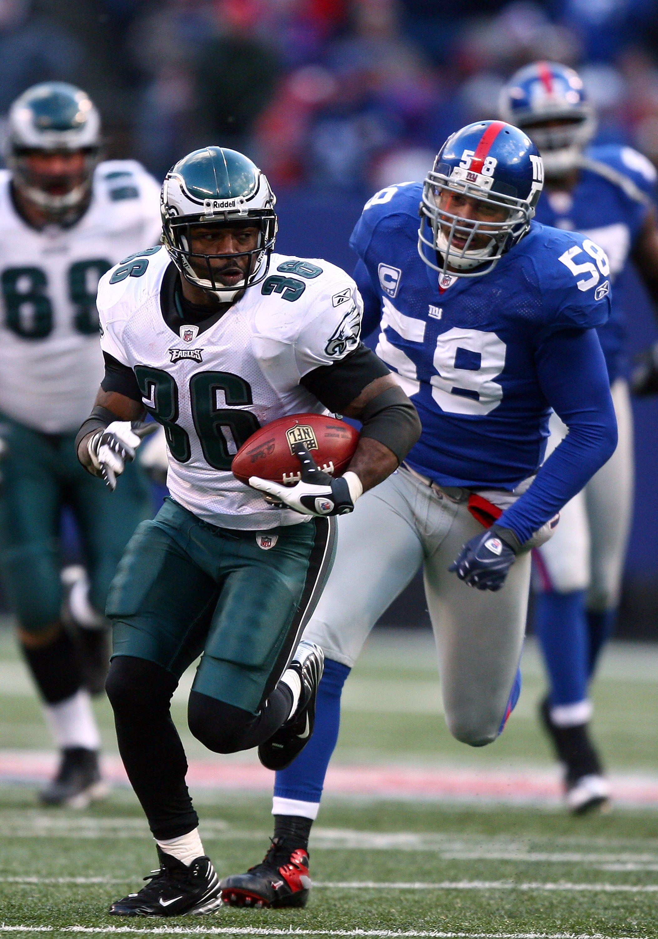 EAST RUTHERFORD, NJ - DECEMBER 07:  Brian Westbrook #36 of the Philadelphia Eagles runs for a touchdown as Antonio Pierce #58 of the New York Giants gives chase in the fourth quarter on December 7, 2008 at Giants Stadium in East Rutherford, New Jersey.  (
