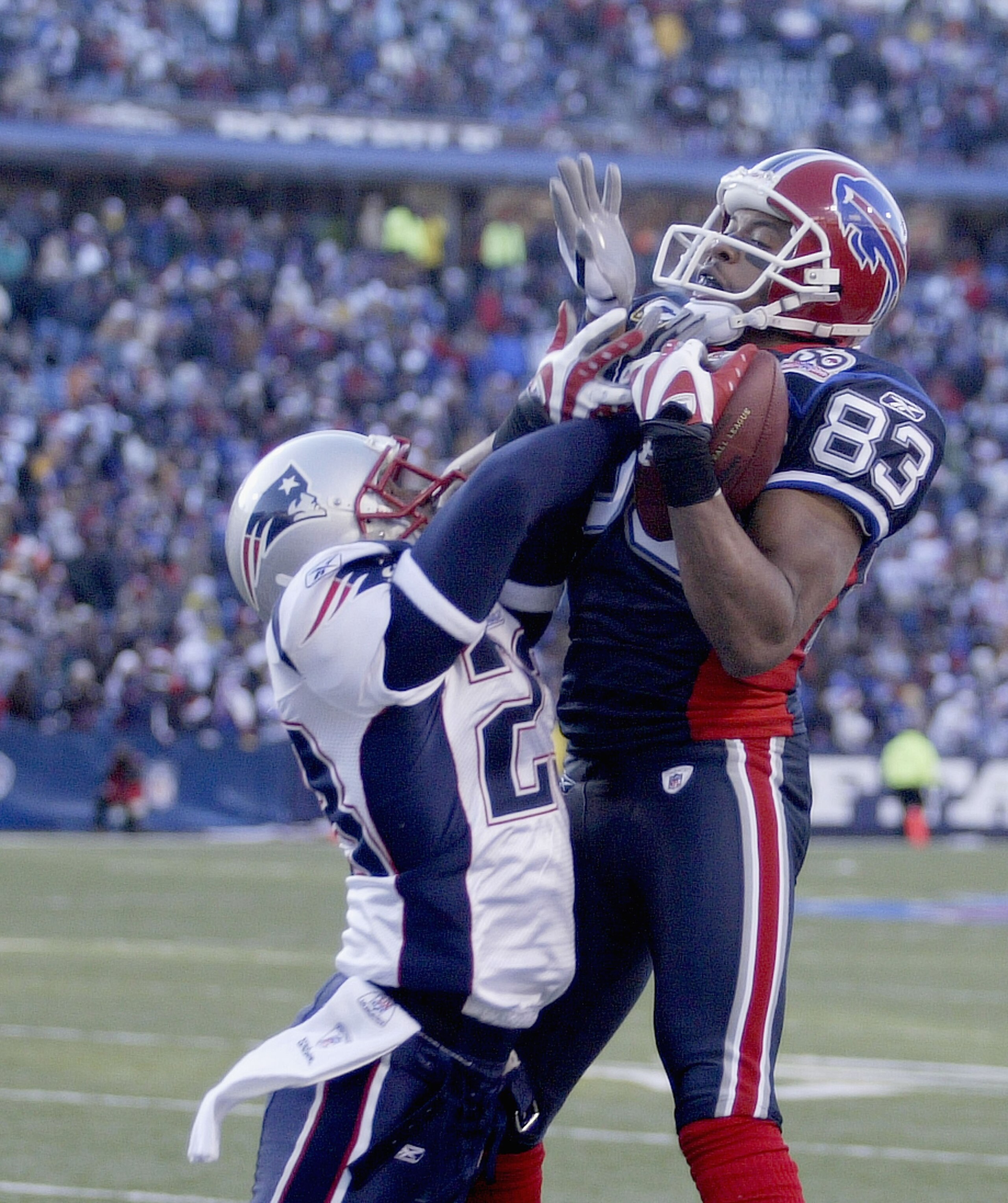 ORCHARD PARK, NY - DECEMBER 20: Lee Evans #83 of the Buffalo Bills makes a catch as Leigh Bodden #23 of the New England Patriots defends at Ralph Wilson Stadium on December 20, 2009 in Orchard Park, New York.Evans was deemed to have come down out of boun ORCHARD PARK, NY - DECEMBER 20: Lee Evans #83 of the Buffalo Bills makes a catch as Leigh Bodden #23 of the New England Patriots defends at Ralph Wilson Stadium on December 20, 2009 in Orchard Park, New York.Evans was deemed to have come down out of boun