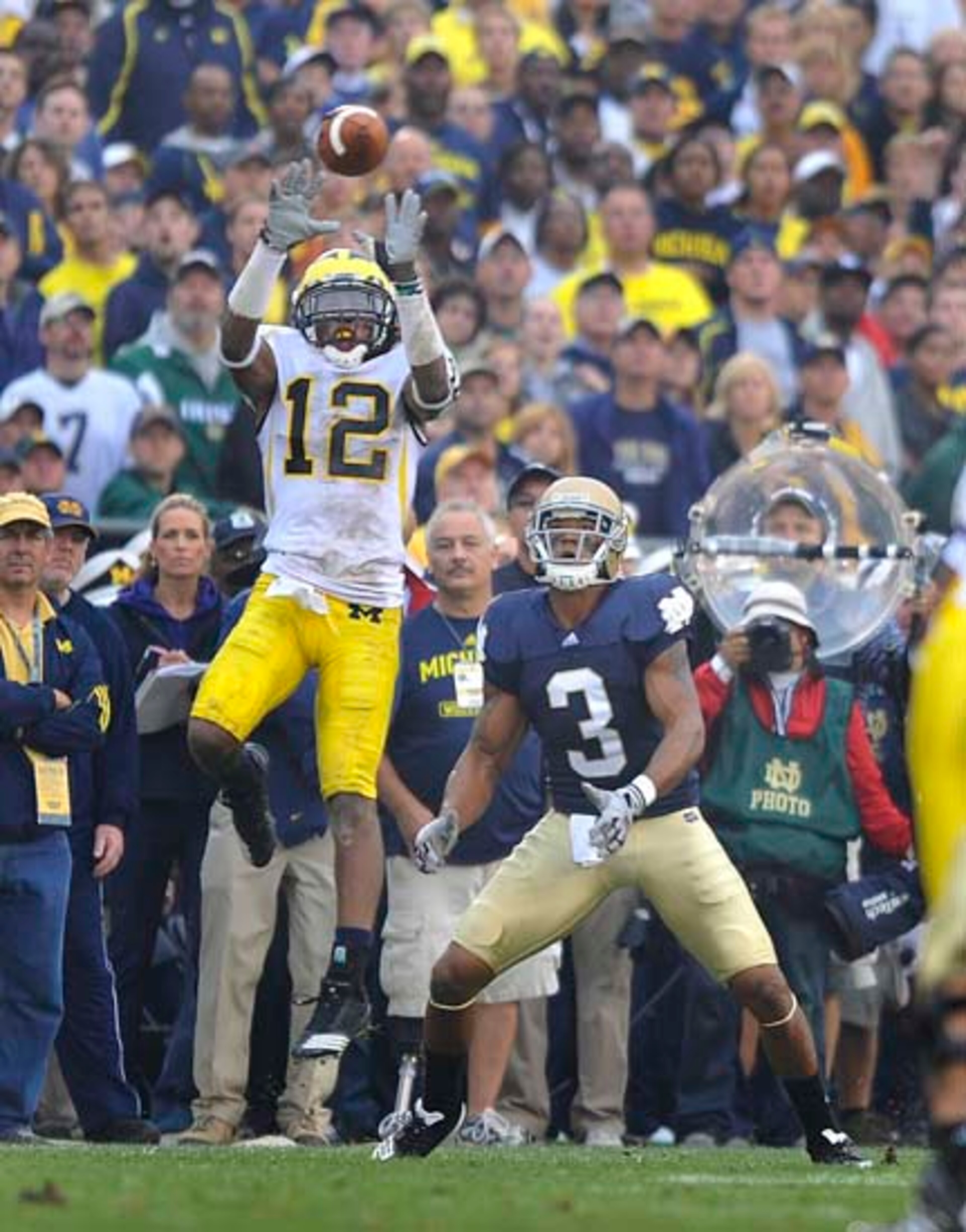 JT Floyd makes INT in front of Mike Floyd of ND -Detnews.com