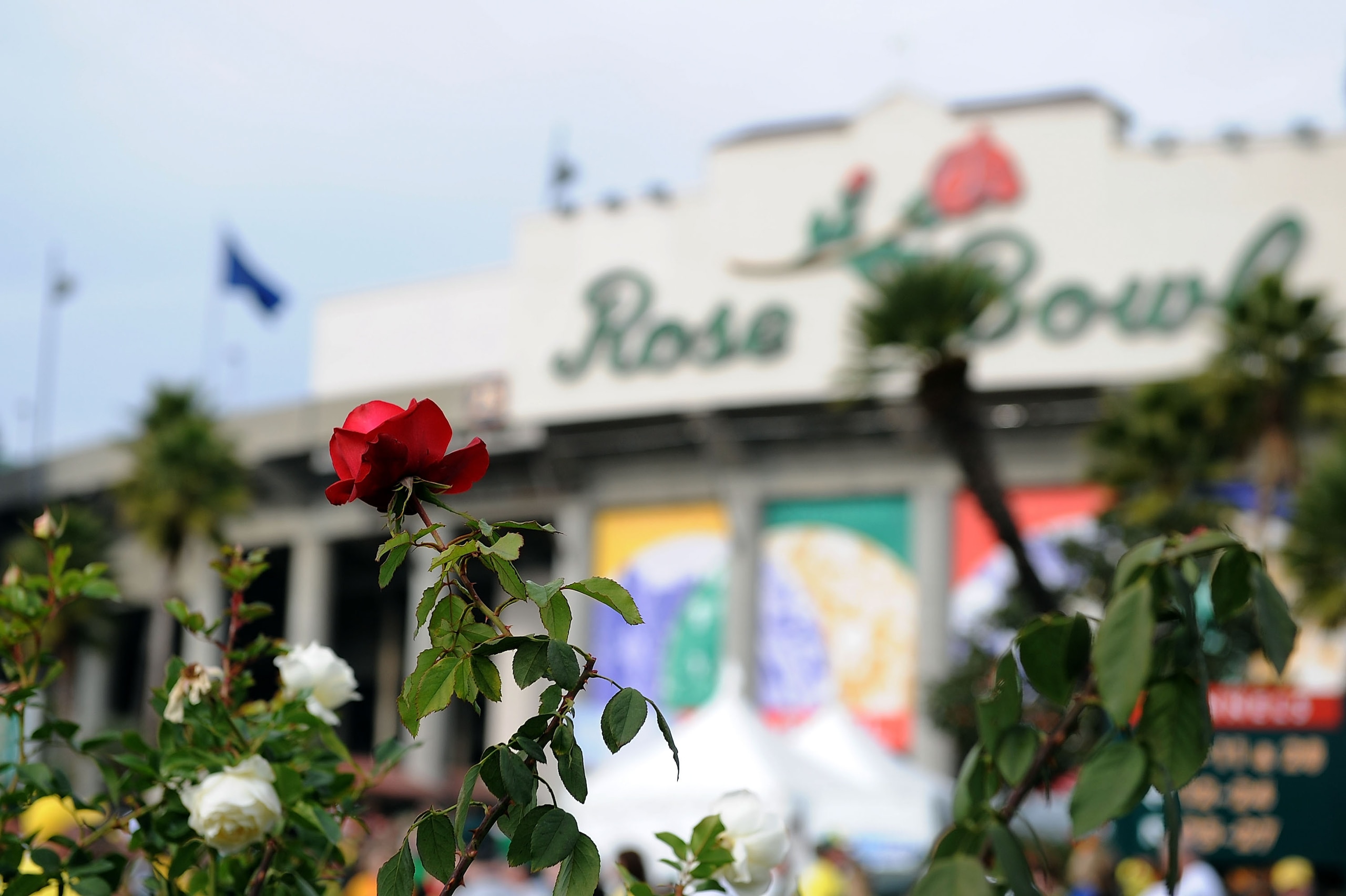 PASADENA, CA - JANUARY 01:  An exterior view of the 96th Rose Bowl game between the Oregon Ducks and the Ohio State Buckeyes on January 1, 2010 in Pasadena, California.  (Photo by Harry How/Getty Images)