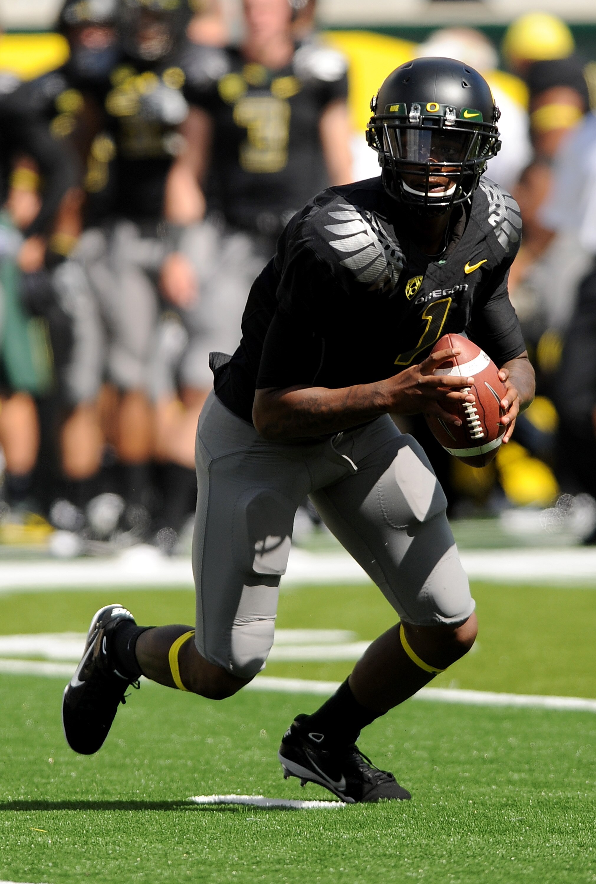 EUGENE, OR - SEPTEMBER 04:  Quarterback Darron Thomas #1 of the Oregon Ducks rolls out of the pocket in the second quarter of the game against the New Mexico Lobos at Autzen Stadium on September 4, 2010 in Eugene, Oregon. Oregon won the game 72-0. (Photo