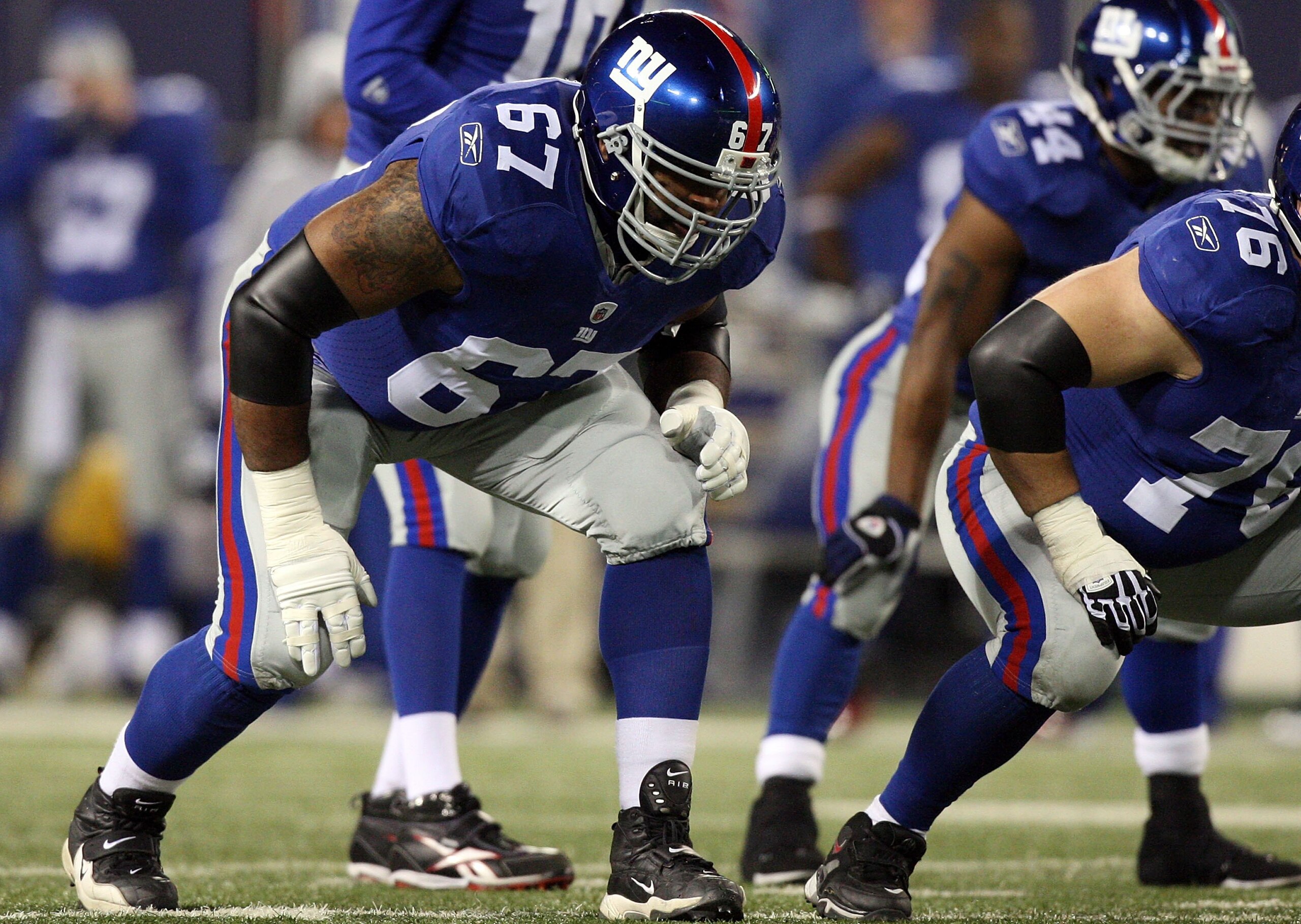 EAST RUTHERFORD, NJ - DECEMBER 06:  Kareem McKenzie #67 of the New York Giants defends against the Dallas Cowboys on December 6, 2009 at Giants Stadium in East Rutherford, New Jersey. The Giants defeated the Cowboys 31-24.  (Photo by Jim McIsaac/Getty Ima