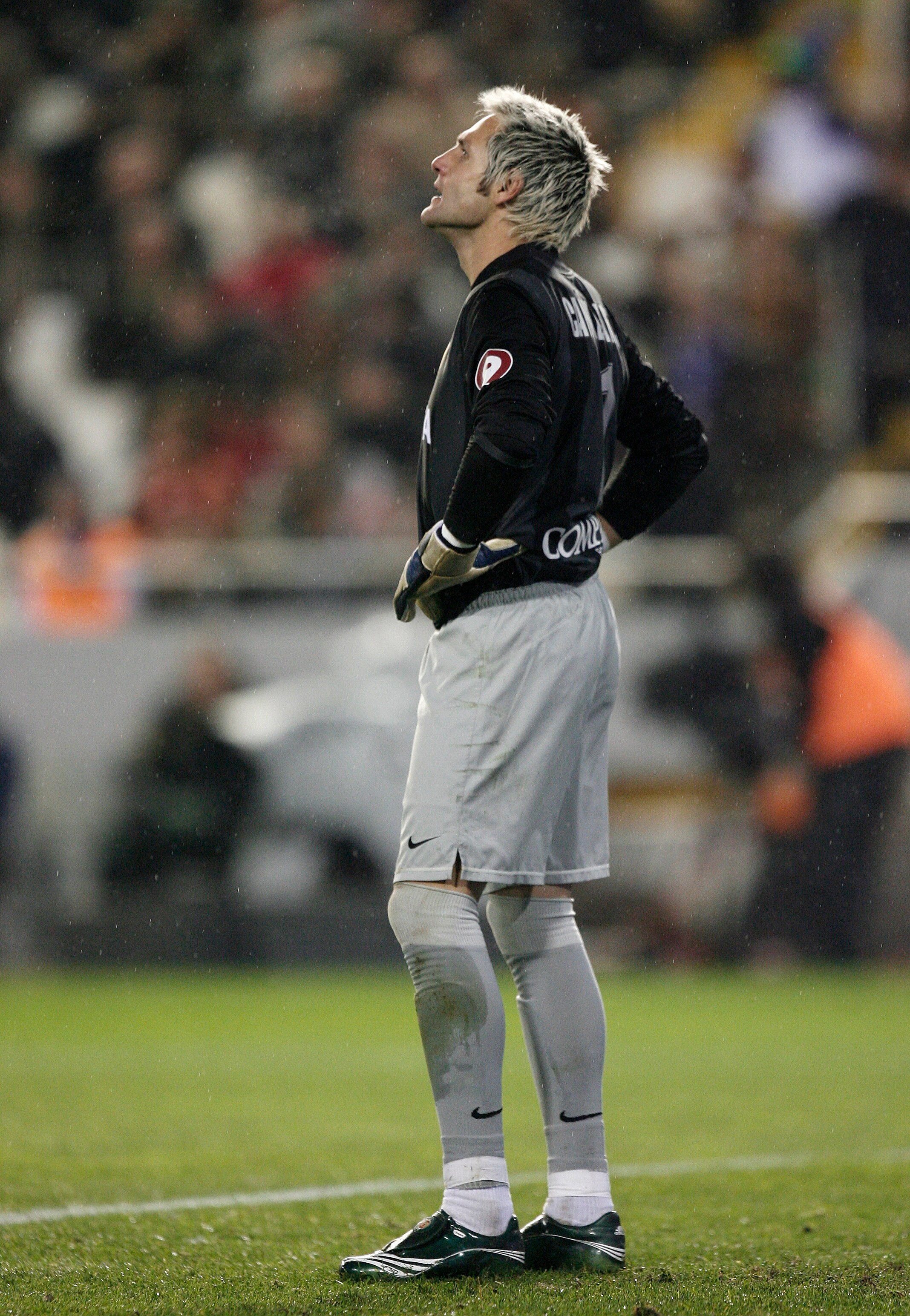 VALENCIA, SPAIN - DECEMBER 15:  Santiago Canizares of Valencia reacts after conceding a goal during the La Liga match between Valencia and Barcelona at the Mestalla Stadium December 15, 2007 in Valencia, Spain. Barcelona won the match 3-0.  (Photo by Jasp