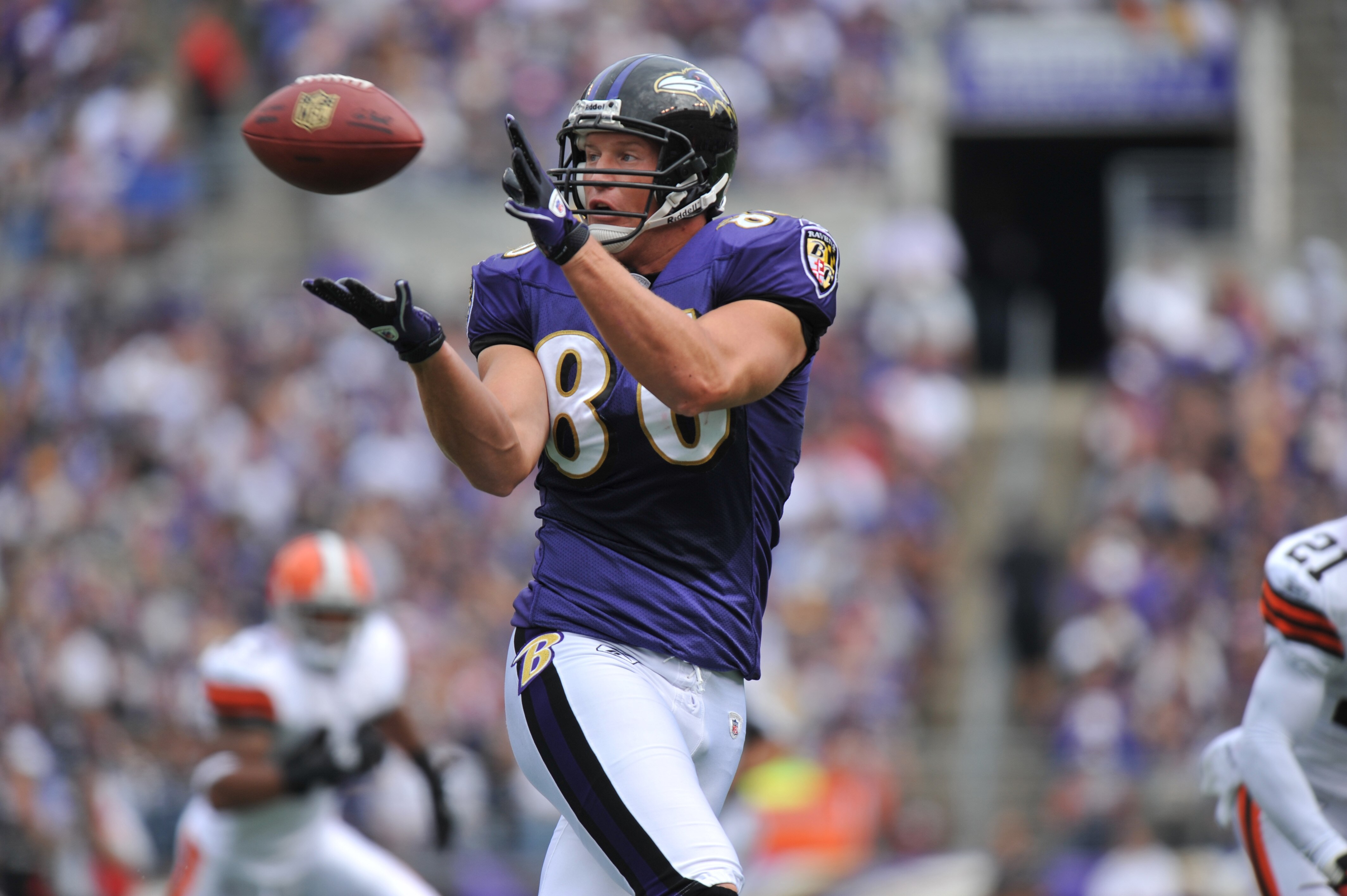 BALTIMORE - SEPTEMBER 26:  Todd Heap #86 of the Baltimore Ravens makes a catch against the Cleveland Browns at M&T Bank Stadium on September 26, 2010 in Baltimore, Maryland. The Ravens lead the Browns at the half 14-10. (Photo by Larry French/Getty Images