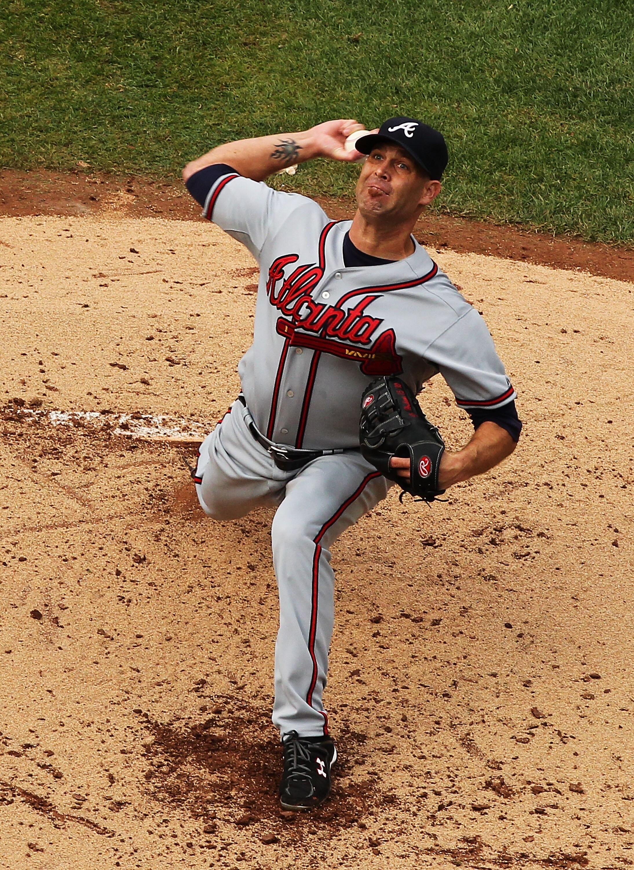 NEW YORK - SEPTEMBER 18:  Tim Hudson #15 of the Atlanta Braves pitches against the New York Mets during their game on September 18, 2010 at Citi Field in the Flushing neighborhood of the Queens borough of New York City.  (Photo by Al Bello/Getty Images)