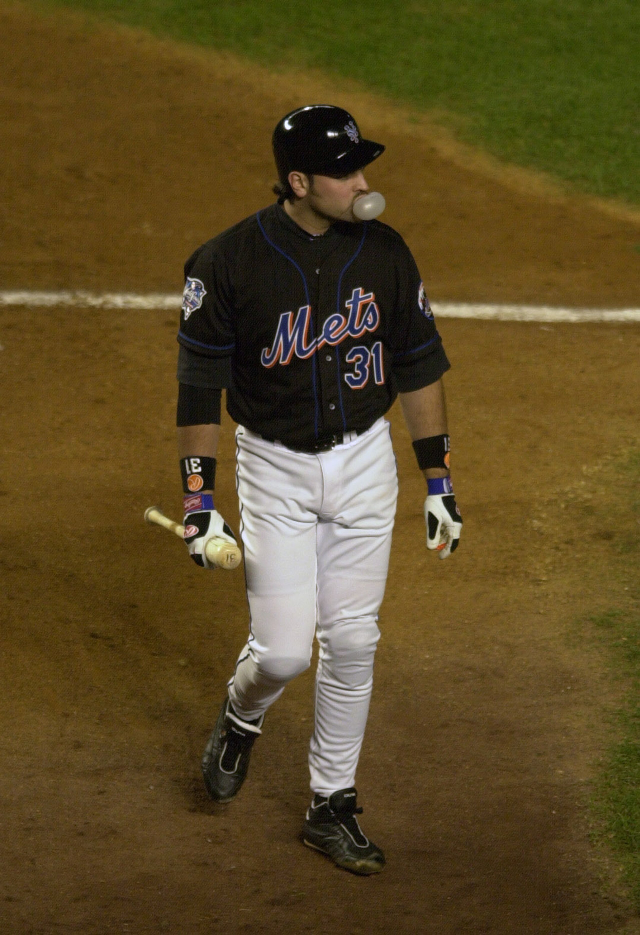 25 Oct 2000:  Catcher Mike Piazza of the New York Mets walks back to the dugout after striking out in the first inning against the New York Yankees during Game 4 of the World Series at Shea Stadium in Flushing, New York. The Yankees won 3-2 to take a thre