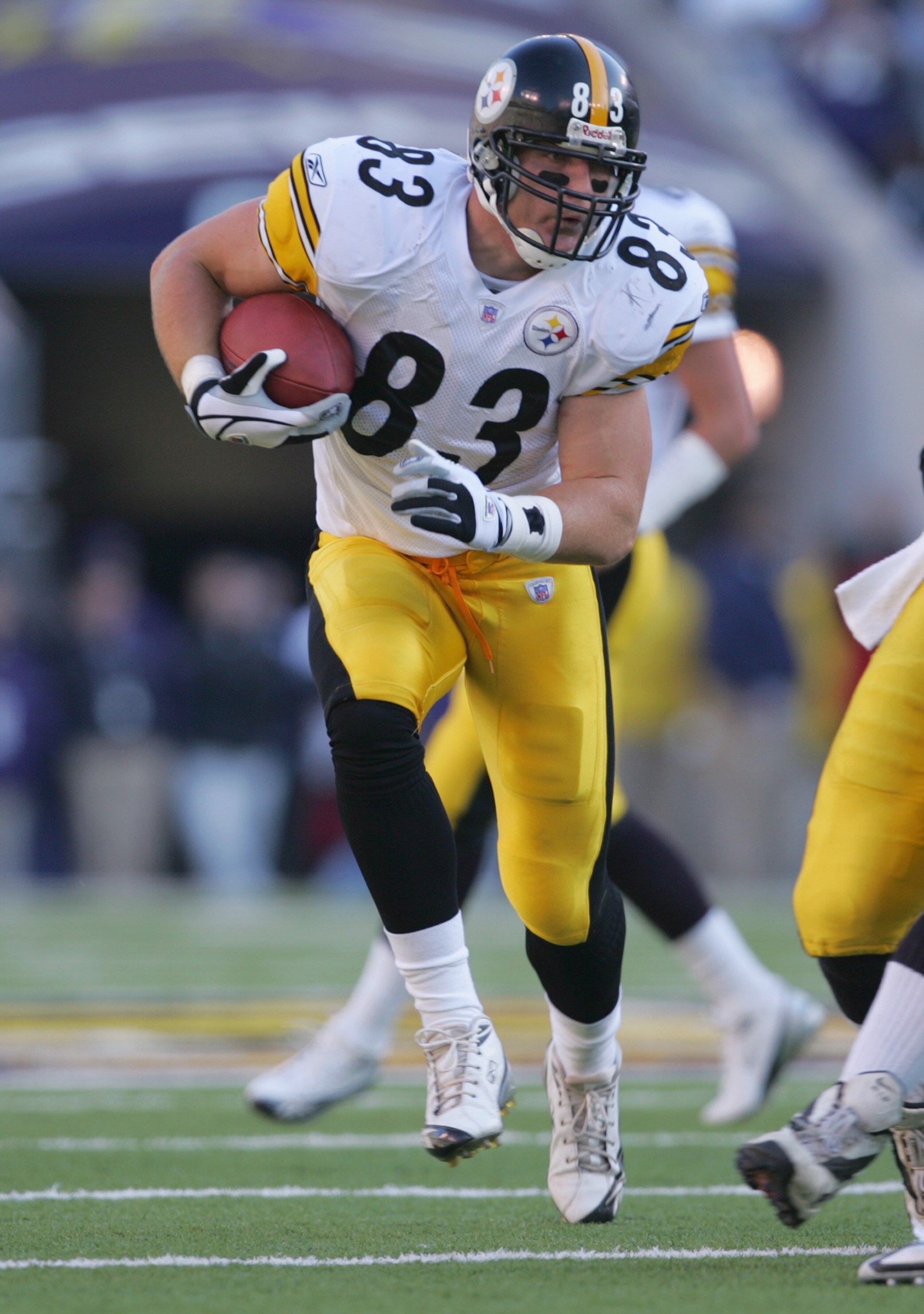 BALTIMORE - NOVEMBER 20: Heath Miller #83 of the Pittsburgh Steelers carries the ball during the game against the Baltimore Ravens on November 20, 2005 at M&T Bank Stadium in Baltimore, Maryland. (Photo by:Jamie Squire/Getty Images)