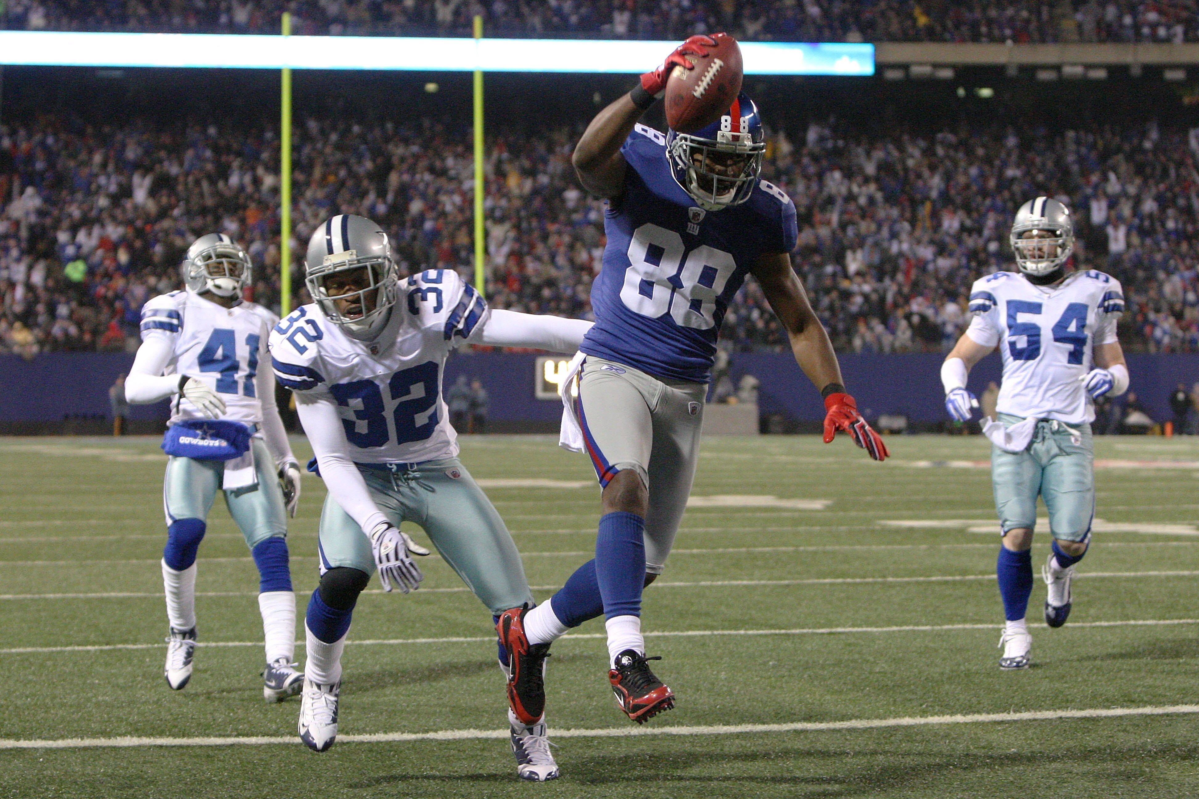 EAST RUTHERFORD, NJ - DECEMBER 06:  Hakeem Nicks #88 of the New York Giants scores a 21-yard touchdown reception in the second quarter against Terence Newman #41, Orlando Scandrick #32 and Bobby Carpenter #54 of the Dallas Cowboys at Giants Stadium on Dec