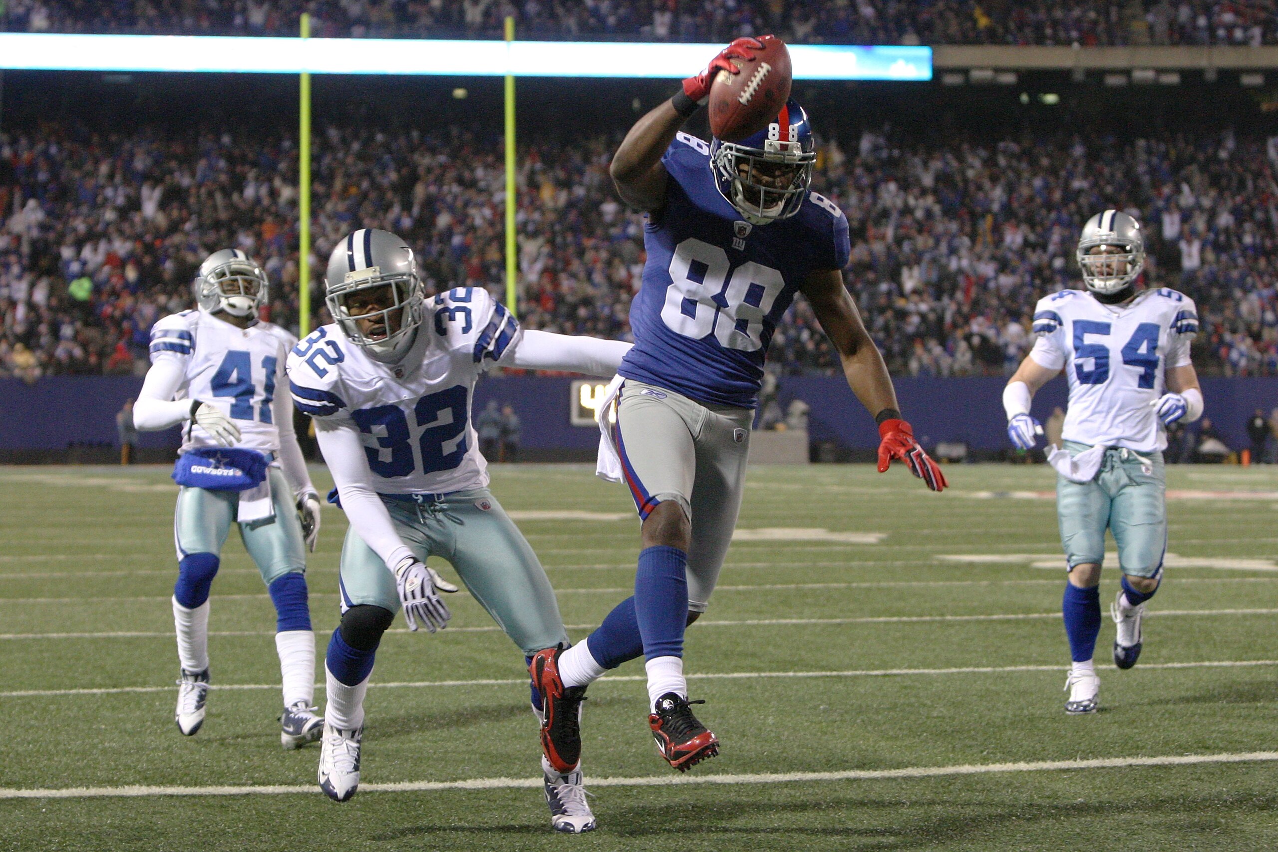 EAST RUTHERFORD, NJ - DECEMBER 06:  Hakeem Nicks #88 of the New York Giants scores a 21-yard touchdown reception in the second quarter against Terence Newman #41, Orlando Scandrick #32 and Bobby Carpenter #54 of the Dallas Cowboys at Giants Stadium on Dec