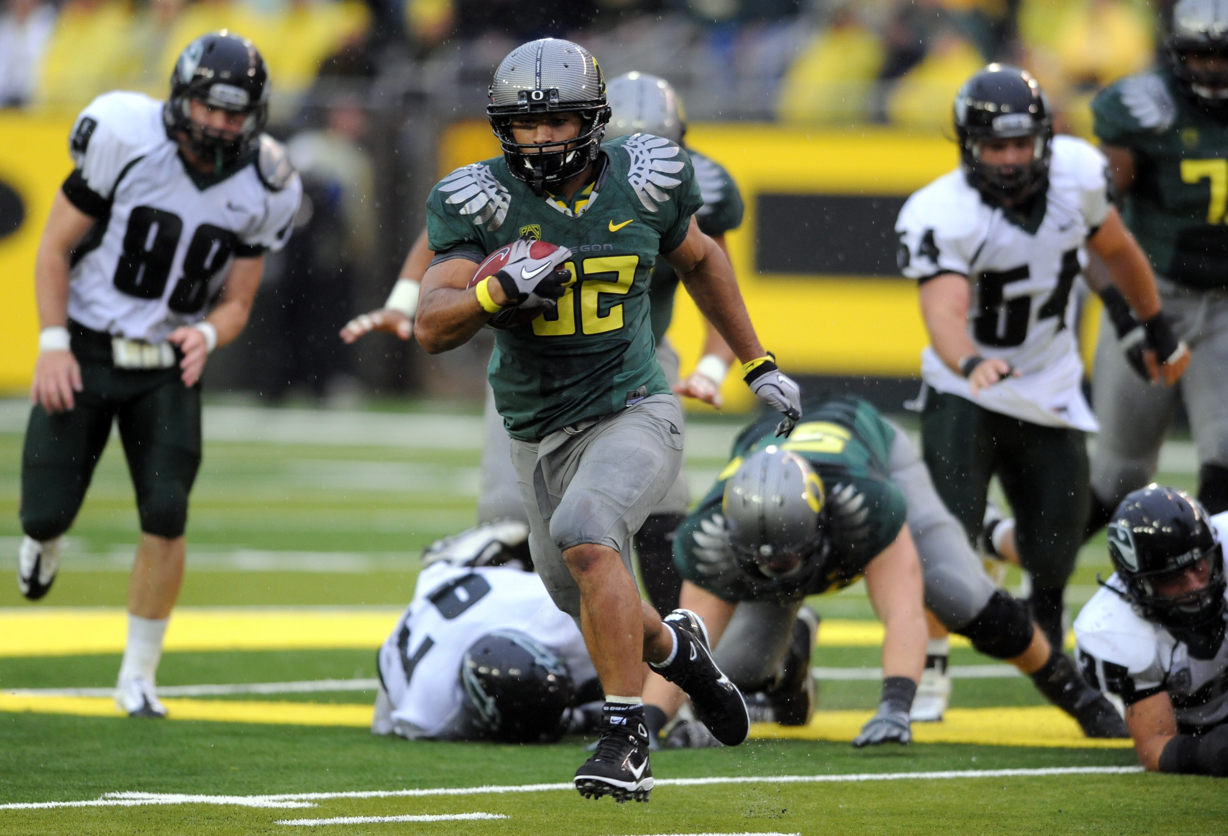 EUGENE, OR - SEPTEMBER 18: Running back Andres Reed #32 of the Oregon Ducks breaks away for a good gain in the 4th quarter of the game against the Portland State Vikings at Autzen Stadium on September 18, 2010 in Eugene, Oregon. Oregon won the game 69-0.