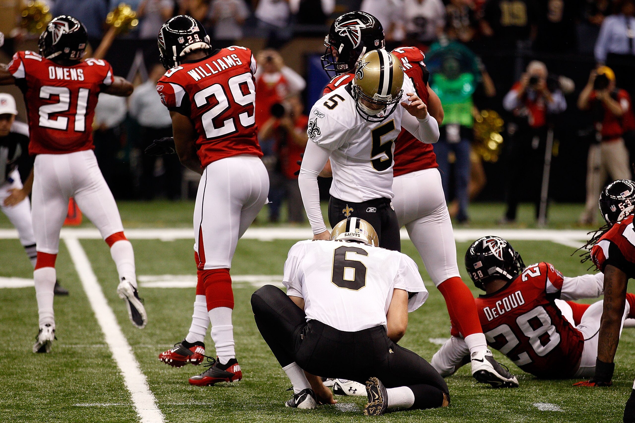 NEW ORLEANS - SEPTEMBER 26:  Garrett Hartley #5 of the New Orleans Saints reacts to missing a field goal in overtime against the Atlanta Falcons at the Louisiana Superdome on September 26, 2010 in New Orleans, Louisiana. The Falcons defeated the Saints 27