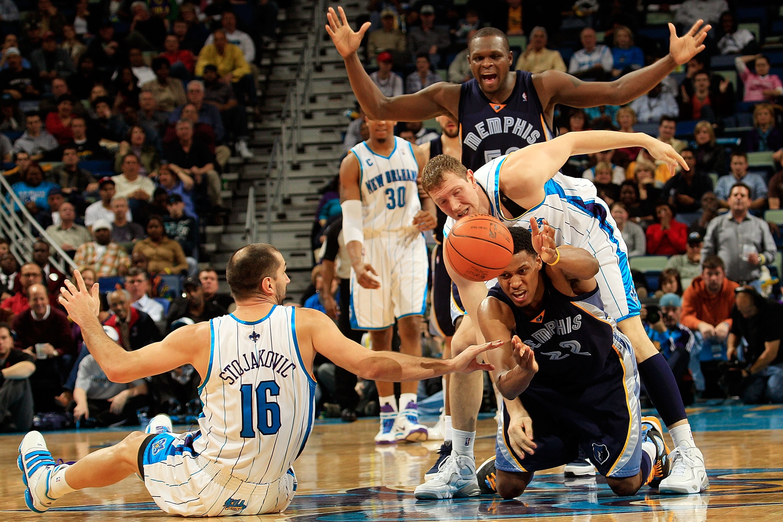 NEW ORLEANS - MARCH 03: Rudy Gay #22 of the Memphis Grizzlies passes away a loose ball from Peja Stojakovic #16 and Darius Songaila #9 of the New Orleans Hornets at the New Orleans Arena on March 3, 2010 in New Orleans, Louisiana. The Grizzlies defeated NEW ORLEANS - MARCH 03: Rudy Gay #22 of the Memphis Grizzlies passes away a loose ball from Peja Stojakovic #16 and Darius Songaila #9 of the New Orleans Hornets at the New Orleans Arena on March 3, 2010 in New Orleans, Louisiana. The Grizzlies defeated