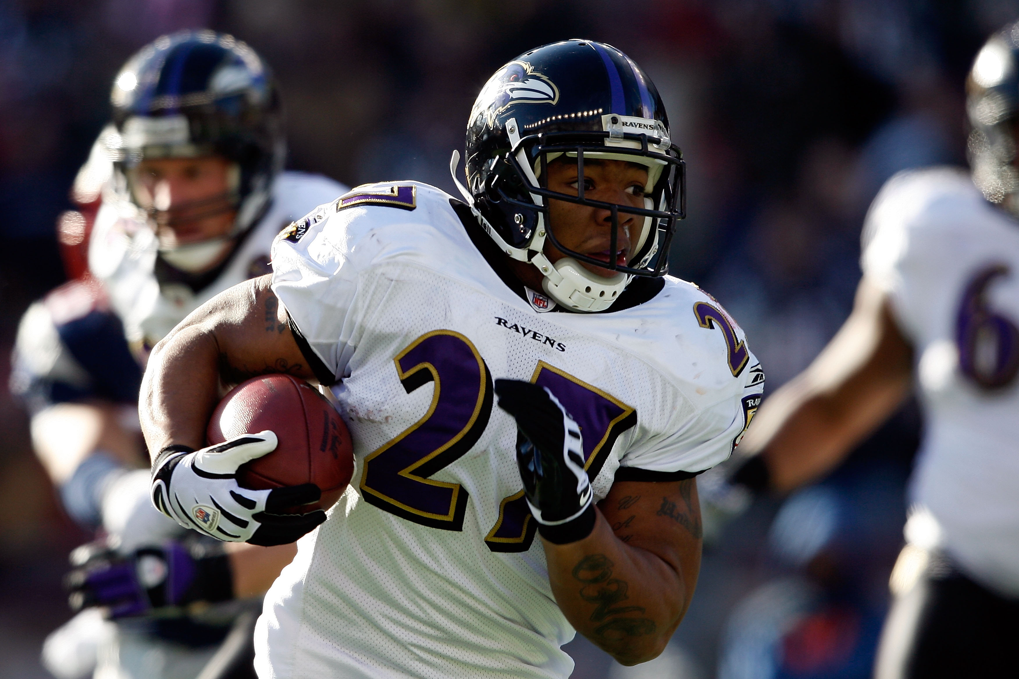 FOXBORO, MA - JANUARY 10:  Ray Rice #27 of the Baltimore Ravens runs the ball against the New England Patriots during the 2010 AFC wild-card playoff game at Gillette Stadium on January 10, 2010 in Foxboro, Massachusetts.  (Photo by Elsa/Getty Images)
