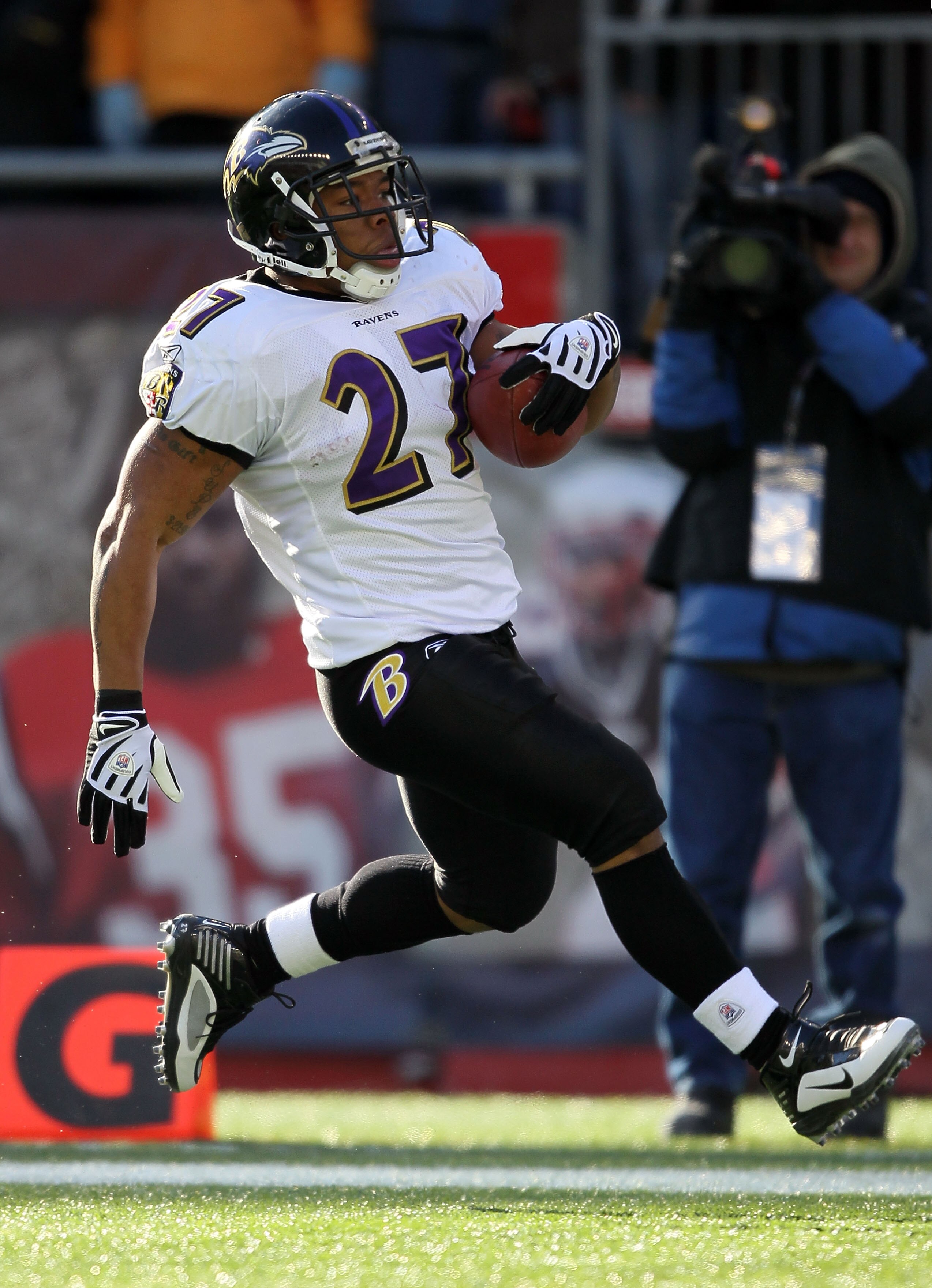 FOXBORO, MA - JANUARY 10:  Ray Rice #27 of the Baltimore Ravens runs for an 83-yard touchdown run in the first quarter against the New England Patriots during the 2010 AFC wild-card playoff game at Gillette Stadium on January 10, 2010 in Foxboro, Massachu